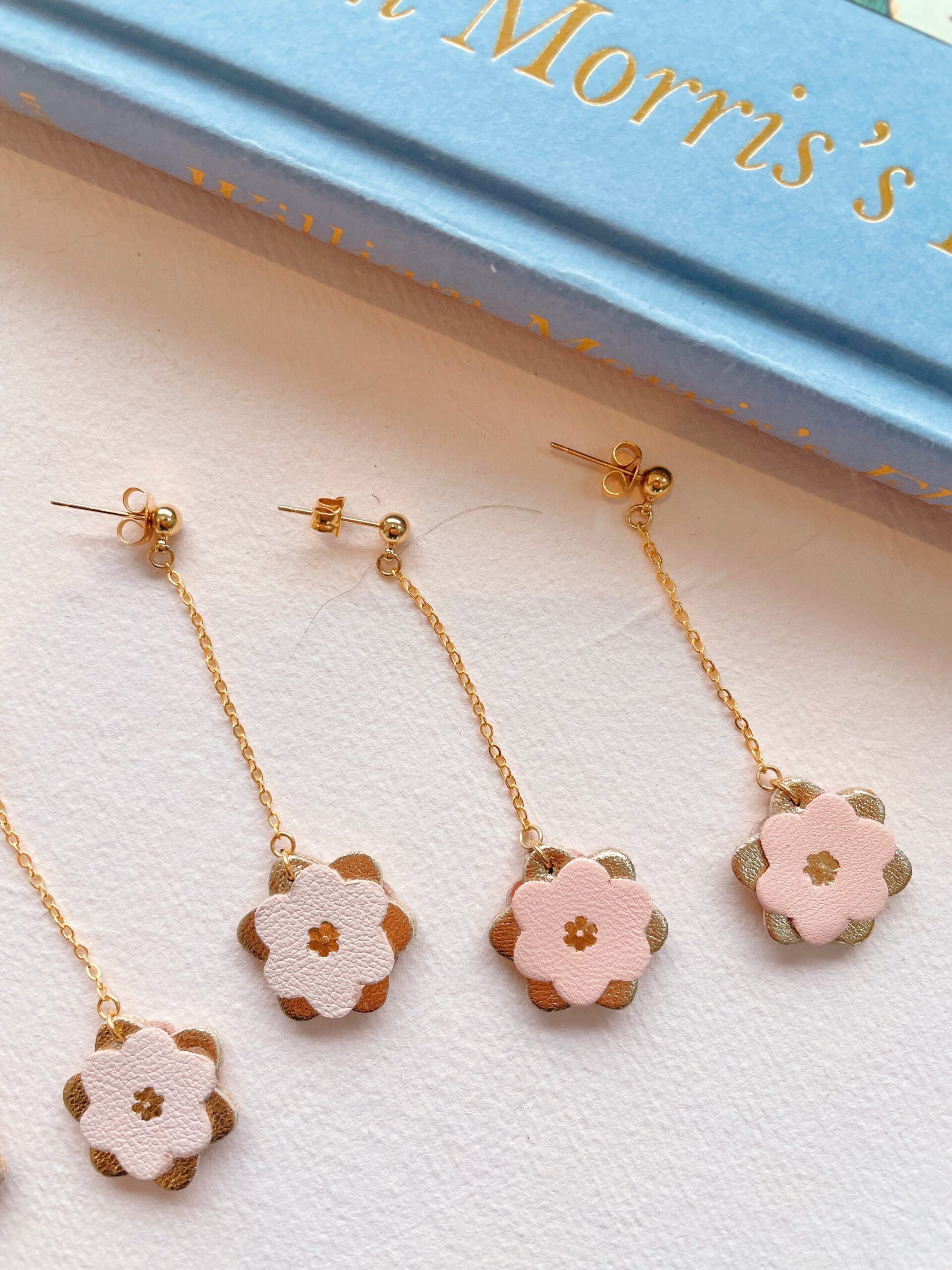 Boucles Corolles – déclinaison de couleurs © Du vent dans mes valises 2 Boucles Corolles pendantes en plusieurs nuances de rose et ivoire, cœur doré