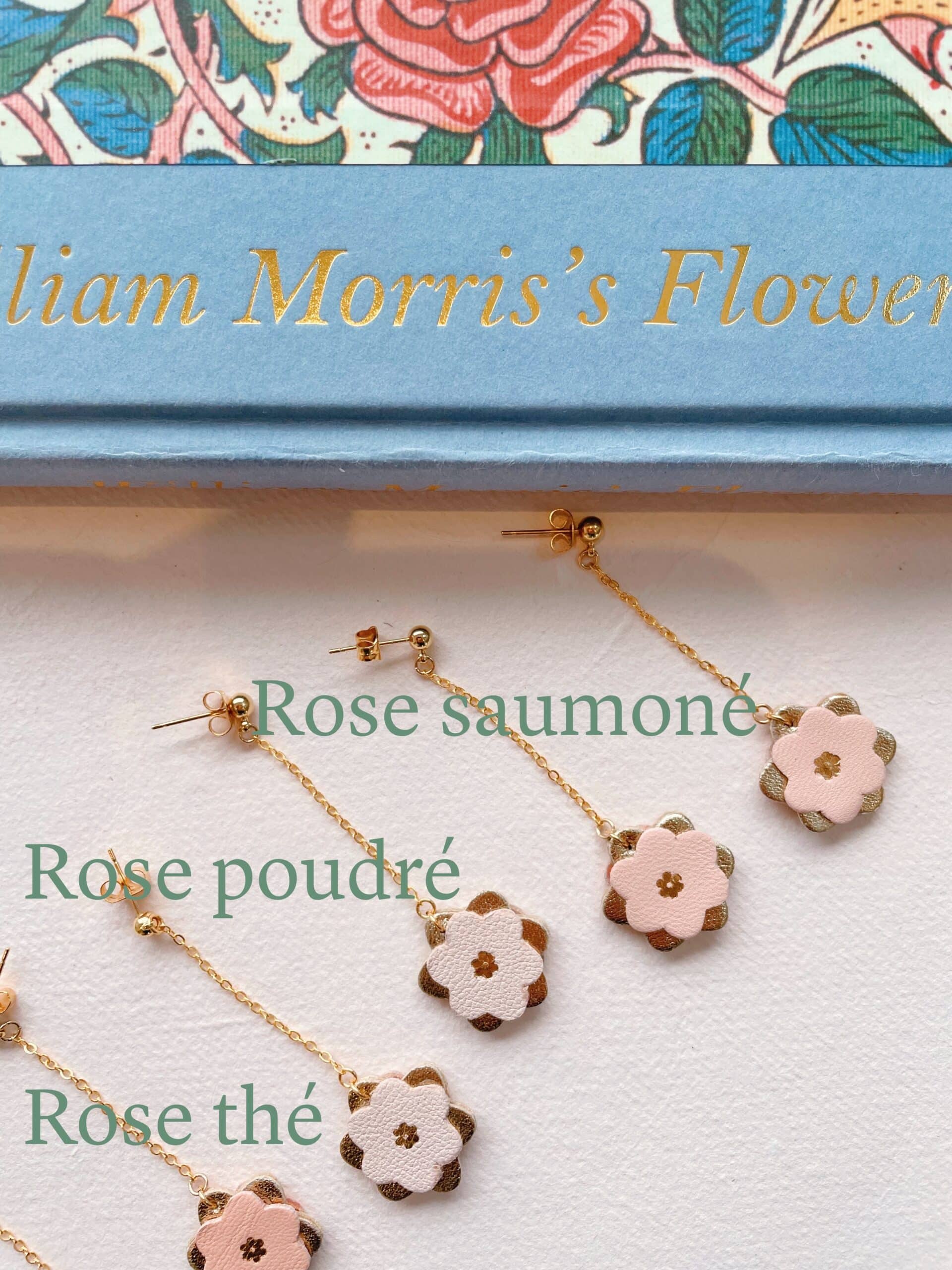 Boucles Corolles – déclinaison de couleurs © Du vent dans mes valises 1 Boucles Corolles pendantes en plusieurs nuances de rose et ivoire, cœur doré