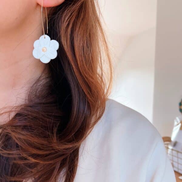 Boucles Lison portées – boucles fleur ivoire cœur doré