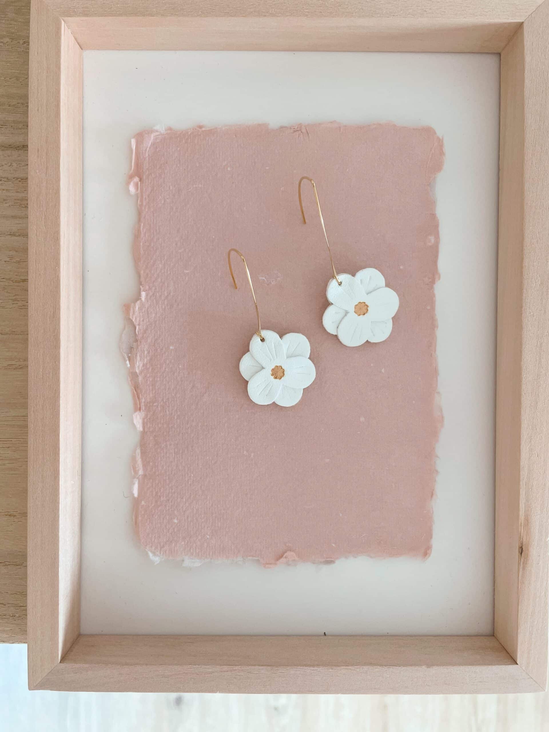 Boucles Lison fleur ivoire cœur doré © Du vent dans mes valises 3 Boucles Lison fleur ivoire coeur doré – Du vent dans mes valises