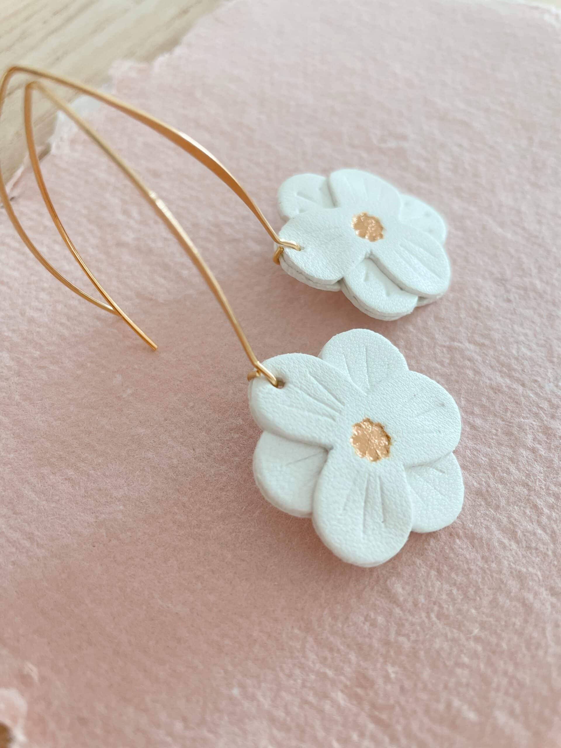 Boucles Lison fleur ivoire cœur doré © Du vent dans mes valises 1 Boucles Lison fleur ivoire coeur doré – Du vent dans mes valises