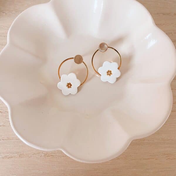 Mini boucles Corolles blanc doux, petite fleur dorée sur cerceau