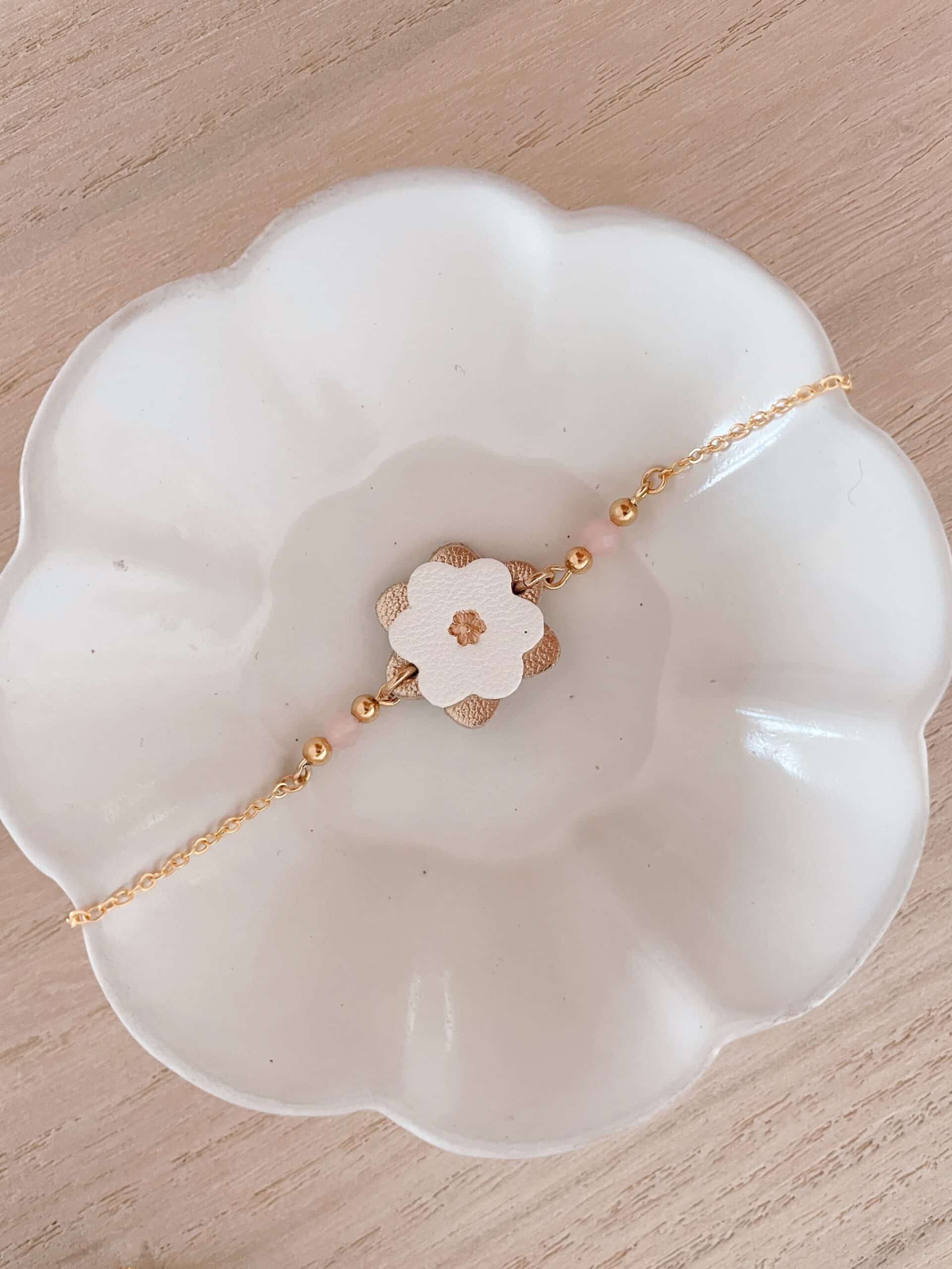 Bracelet Corolle© Du vent dans mes valises Bracelets Corolles fleur ivoire et or, détails quartz rose facetté, présentés sur coupelles blanches