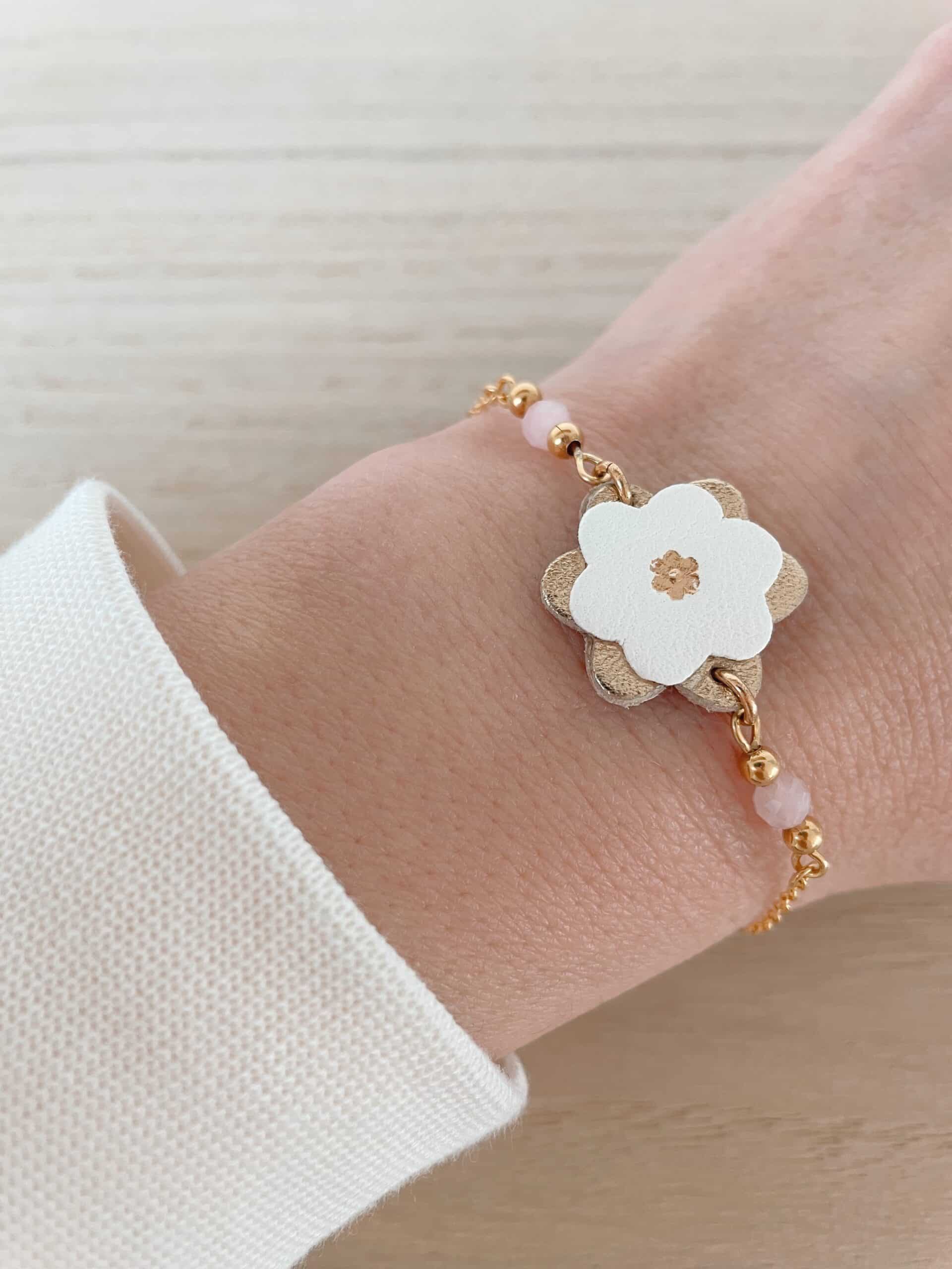 Bracelet Corolles quartz rose & or © Du vent dans mes valises Bracelet Corolles fleur ivoire, quartz rose facetté et perles dorées, porté au poignet