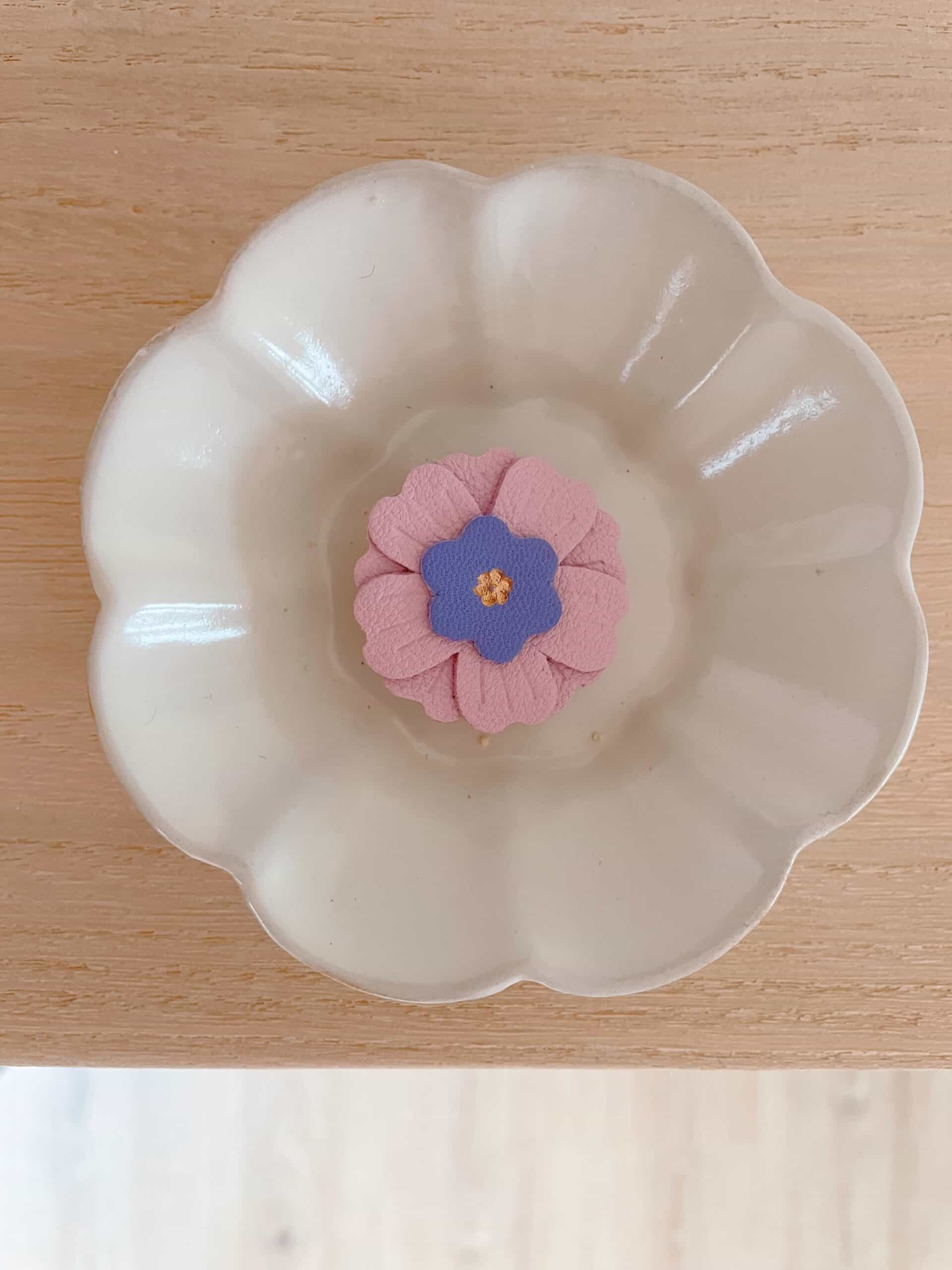 Broche Primevère rose & lilas © Du vent dans mes valises Broche primevère pastel rose et lilas en cuir upcyclé, dorure à chaud or fin