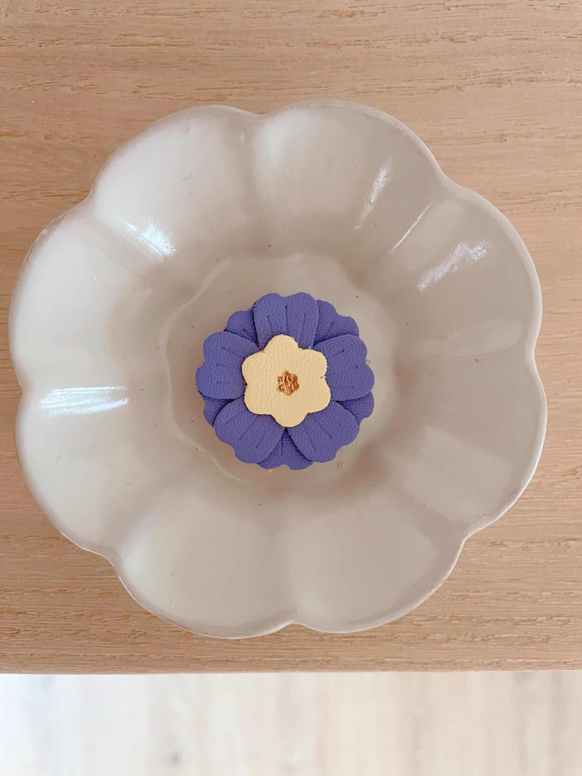 Broche Primevère lilas & jaune poudré © Du vent dans mes valises Broche primevère pastel lilas et jaune poudré en cuir upcyclé, dorure à chaud or fin