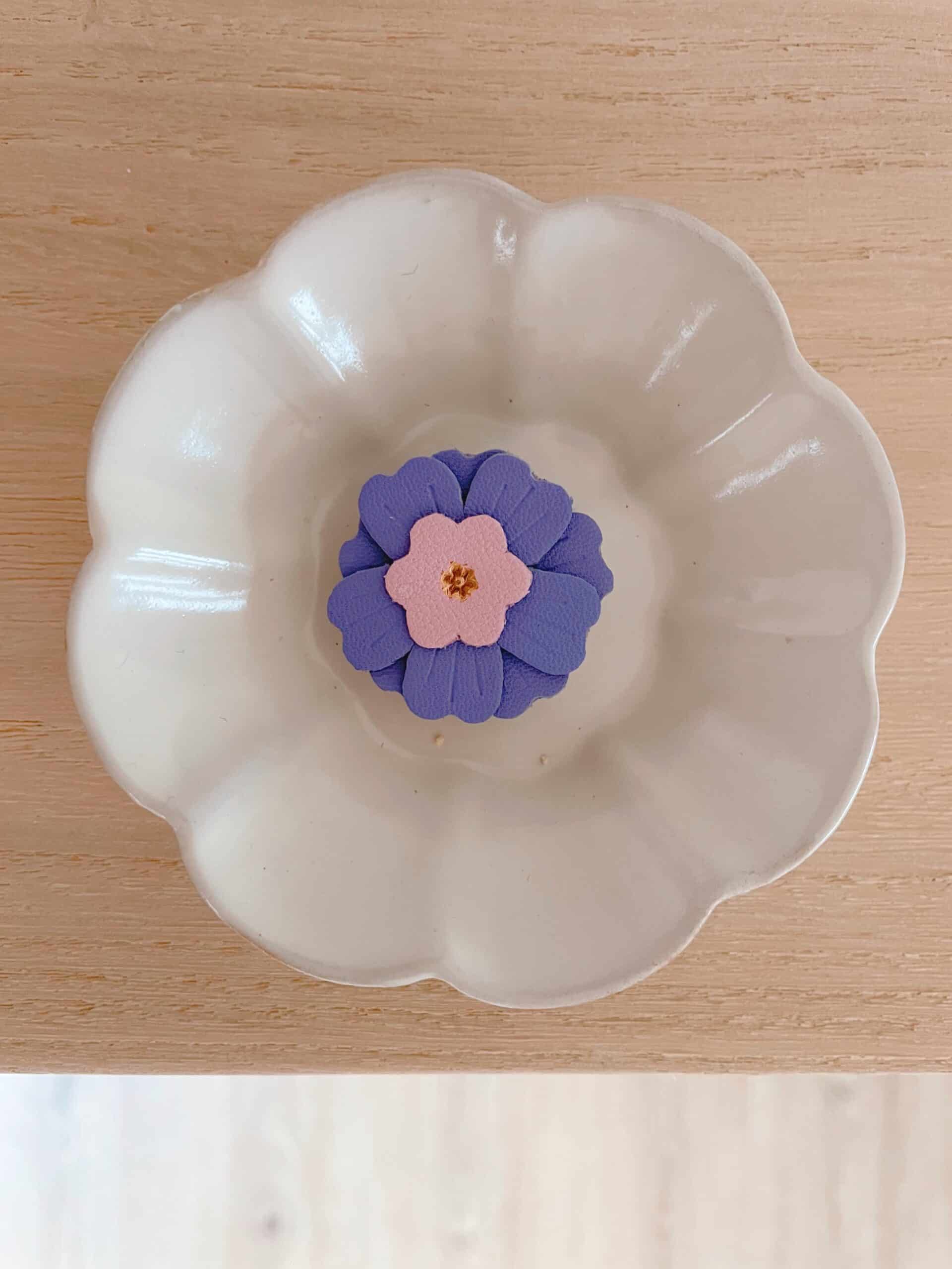 Broche Primevère lilas & rose © Du vent dans mes valises Broche primevère pastel lilas et rose en cuir upcyclé, dorure à chaud or fin