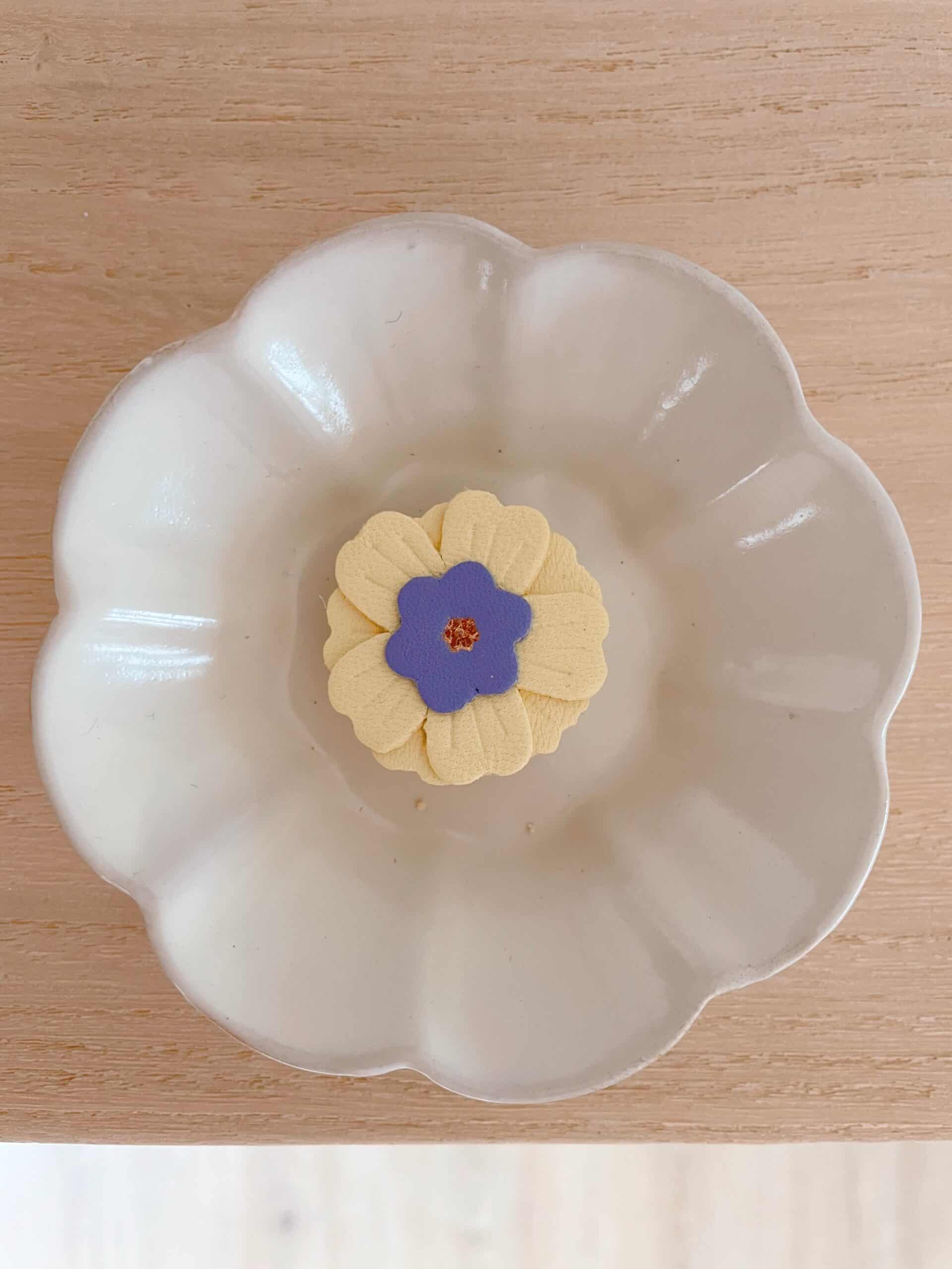 Broche Primevère jaune poudré & lilas © Du vent dans mes valises Broche primevère jaune poudré et lilas pastel en cuir upcyclé, dorure à chaud or fin