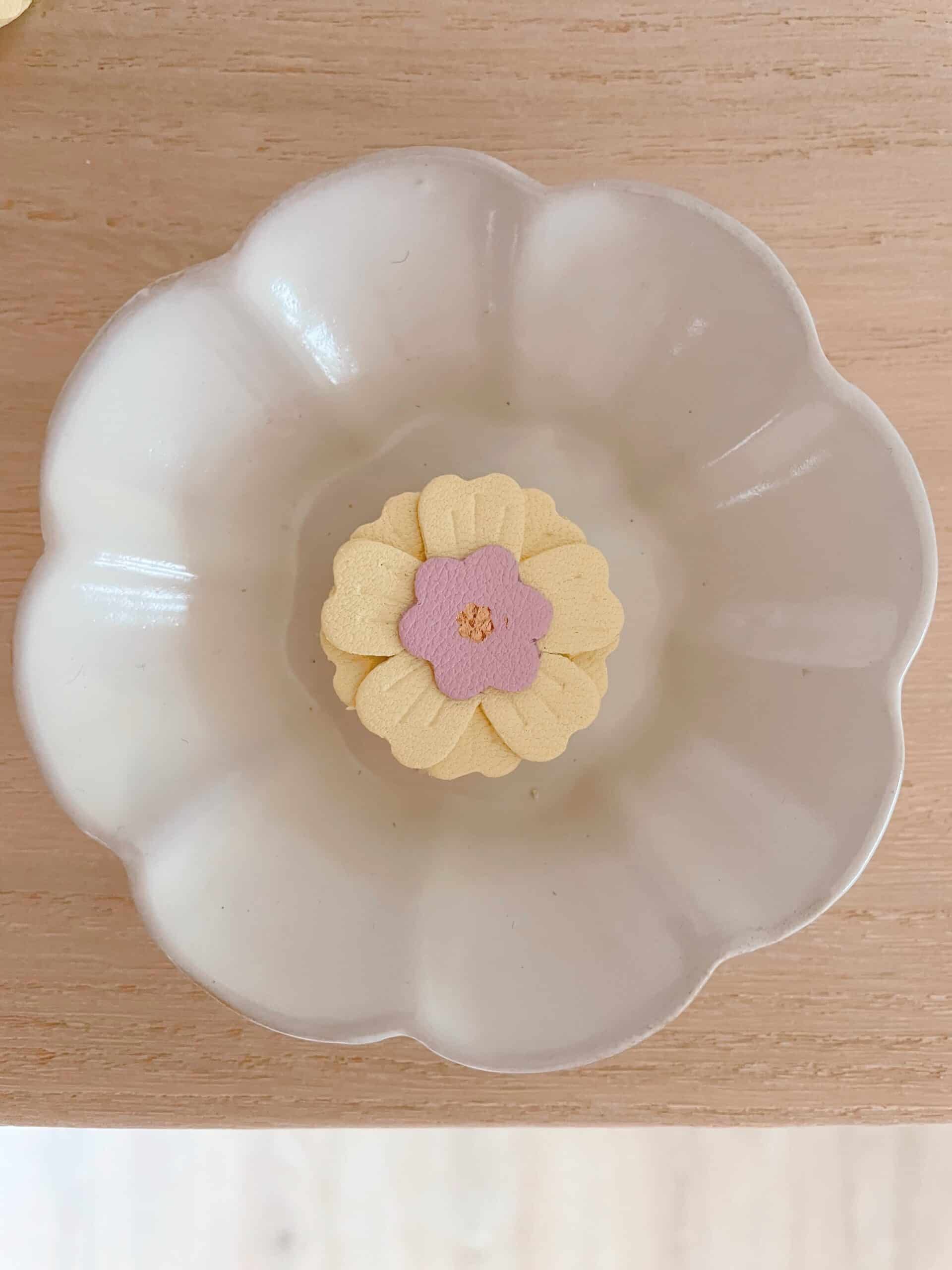 Broche Primevère jaune poudré & rose © Du vent dans mes valises Broche primevère jaune poudré et rose pastel en cuir upcyclé, dorure à chaud or fin