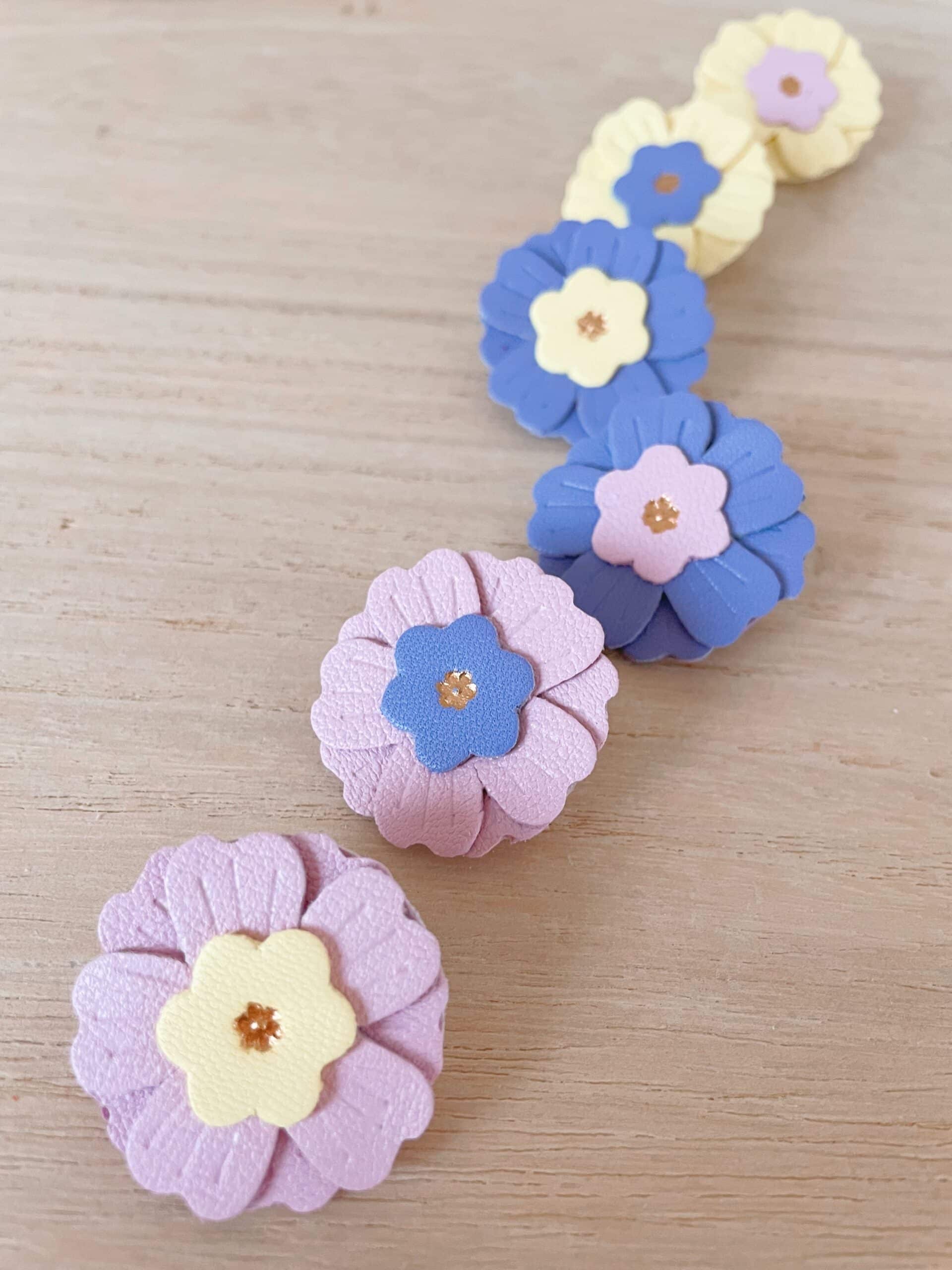 Broches Primevère – variations © Du vent dans mes valises 1 Broches Primevère en cuir surcyclé, pièces uniques, variations de couleurs