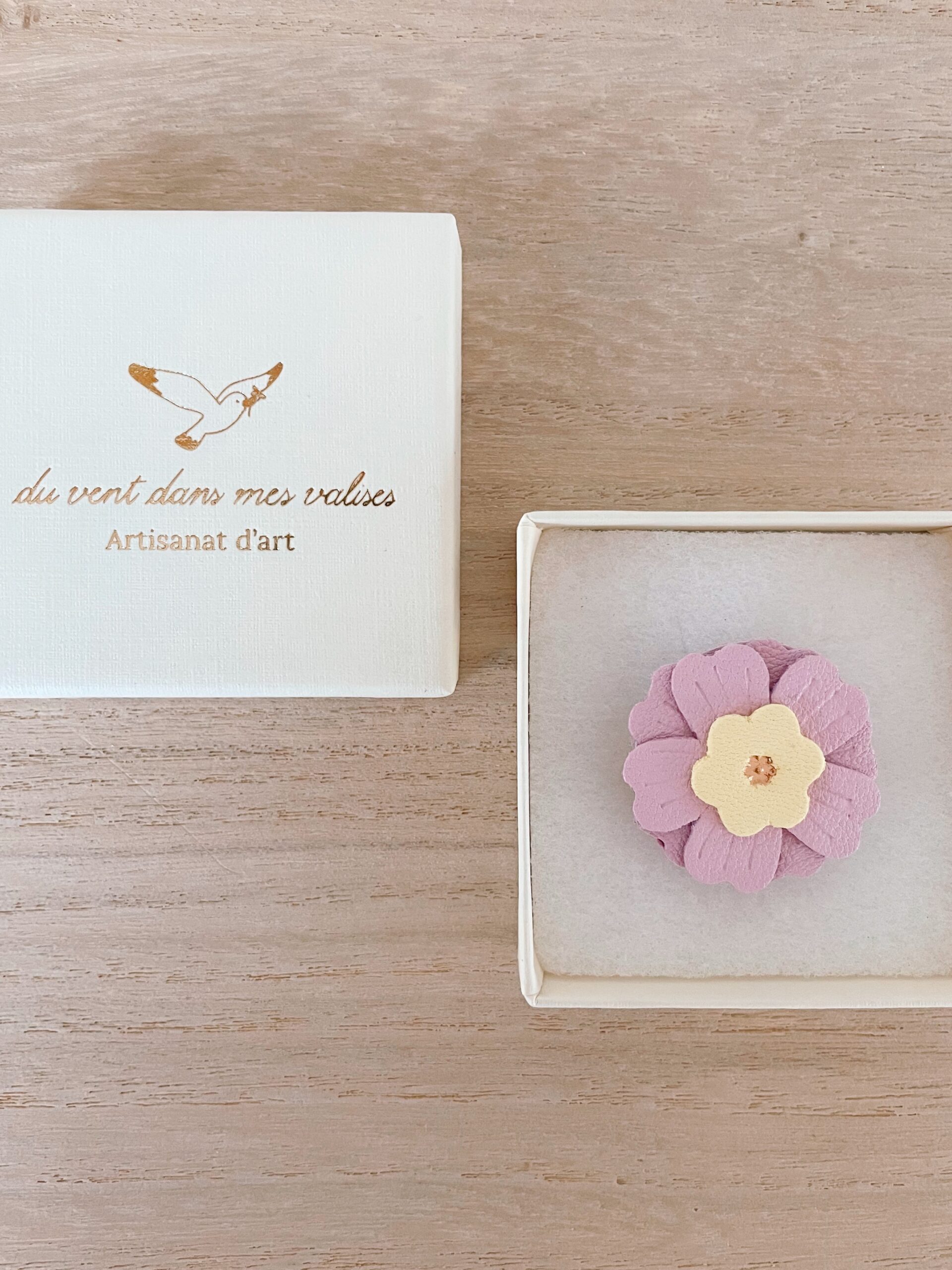 Broche Primevère – dans son écrin © Du vent dans mes valises Broche Primevère en cuir surcyclé, dorure à l’or fin, fleur de printemps