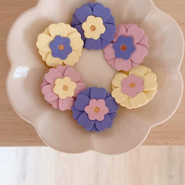 Broches Primevère en cuir surcyclé, pièces uniques, variations de couleurs