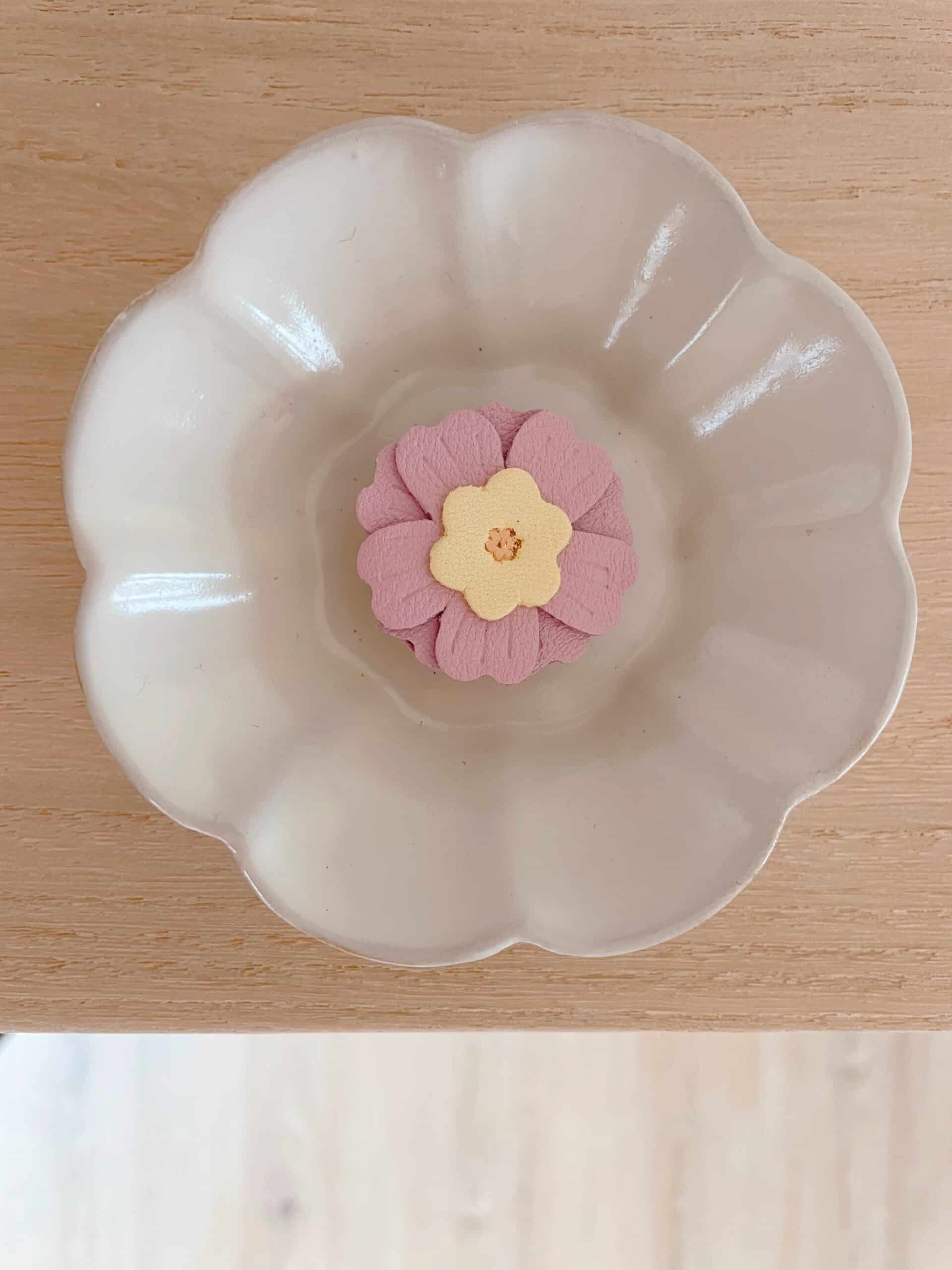 Broche Primevère rose & jaune poudré © Du vent dans mes valises Broche primevère pastel rose et jaune poudré en cuir upcyclé, dorure à chaud or fin