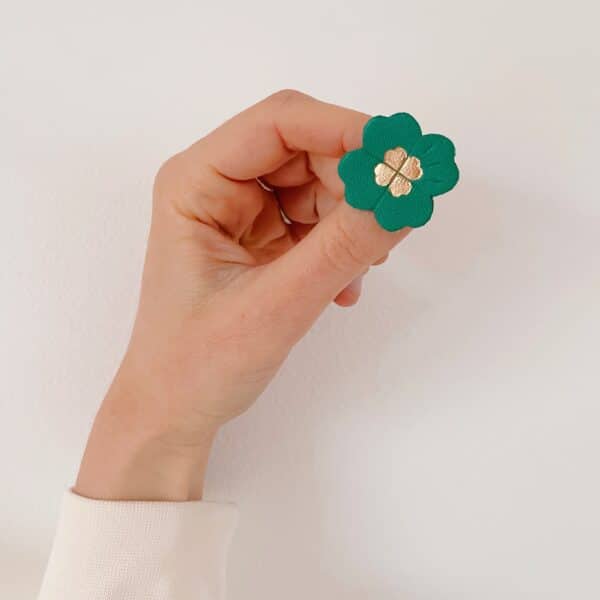 Broche trèfle vert doré sur fond blanc, porte-bonheur