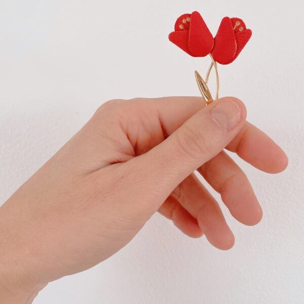 Broche tulipes rouges en cuir upcyclé avec dorure à chaud à l’or fin