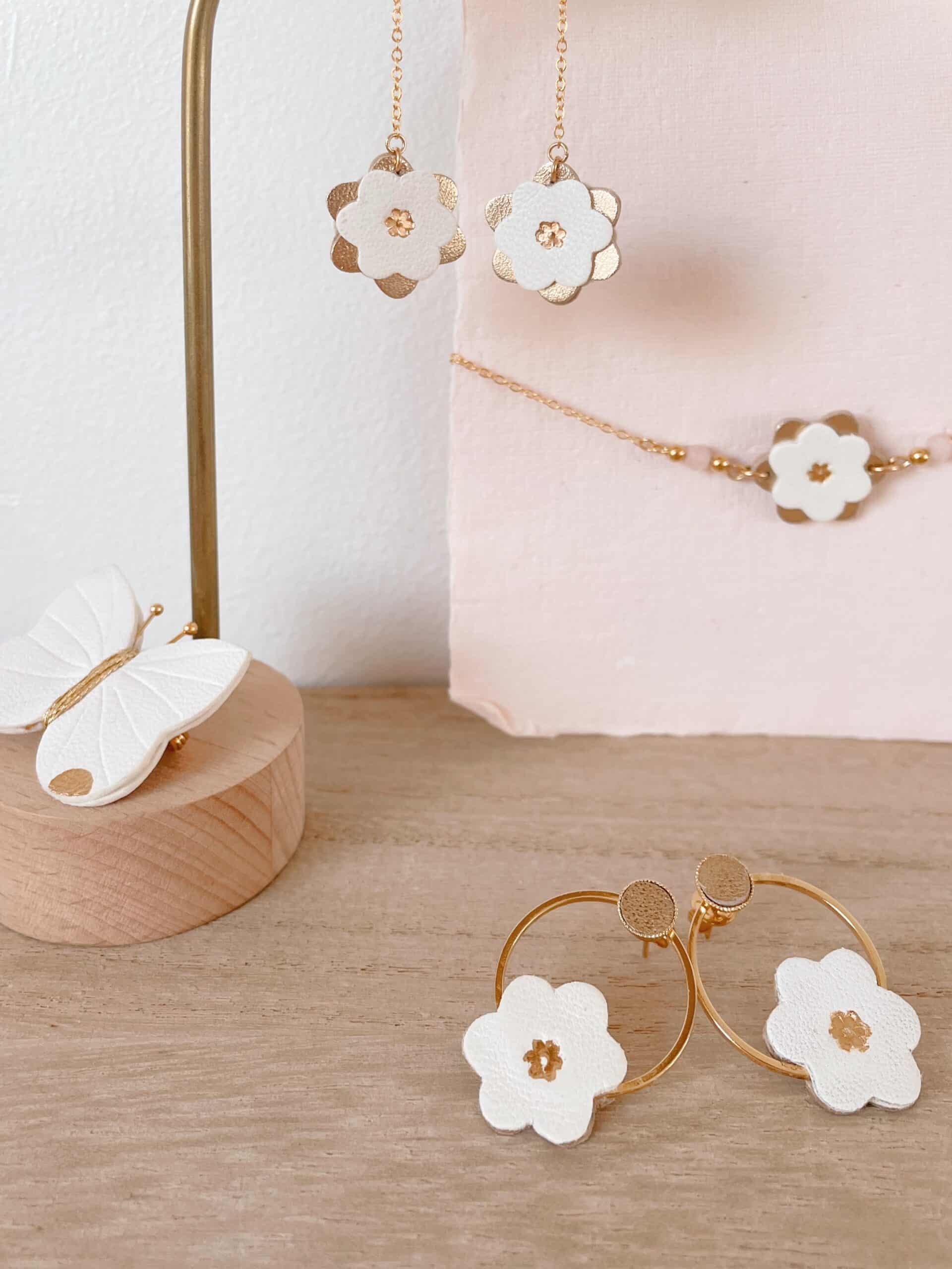 Collection Corolles ivoire & or © Du vent dans mes valises Boucles Corolles pendantes et mini, fleur ivoire et cœur doré, sur chaîne fine ou sur petit anneau et bracelet corolle