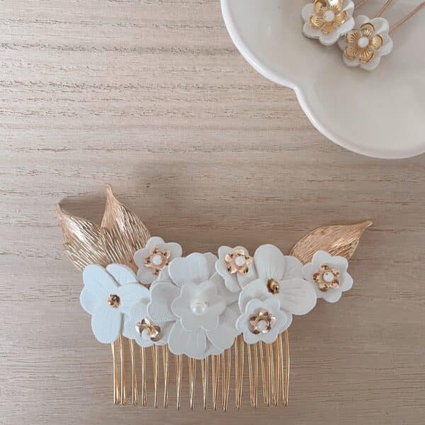 Peigne Flore accessoire cheveux mariage, bouquet floral ivoire et doré