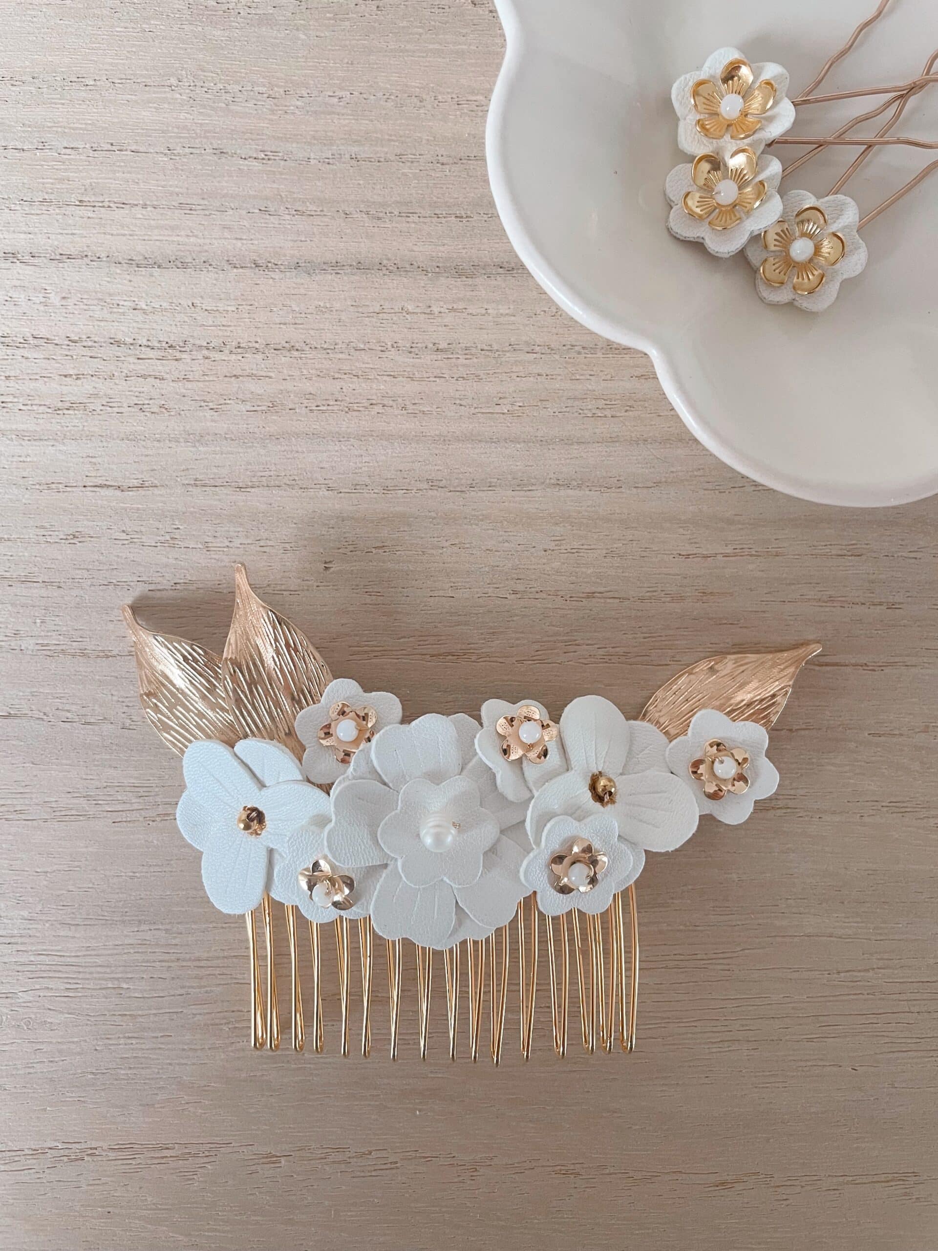 Peigne Flore bijou de cheveux — © Du vent dans mes valises Peigne Flore accessoire cheveux mariage, bouquet floral ivoire et doré
