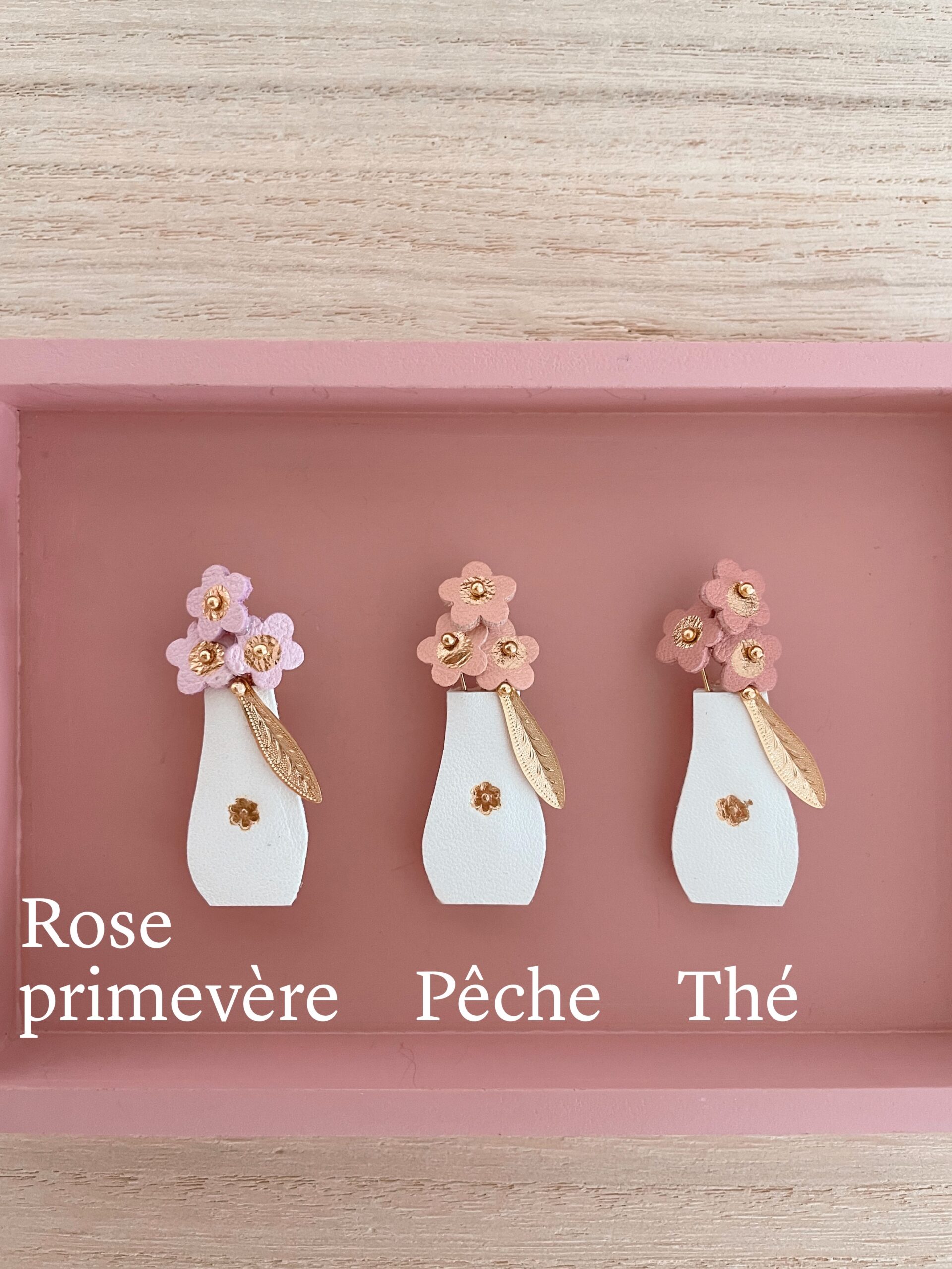 Broche Bouquet de saison – nuances de roses © Du vent dans mes valises 3 Broche bouquet de saison en cuir surcyclé, fleurs miniatures dans différentes nuances de roses et vase blanc