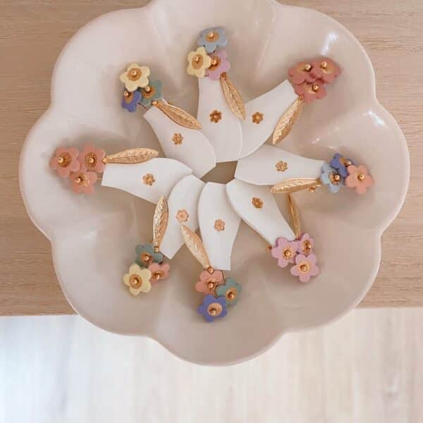 Broche bouquet de saison en cuir surcyclé, fleurs miniatures et vase doré