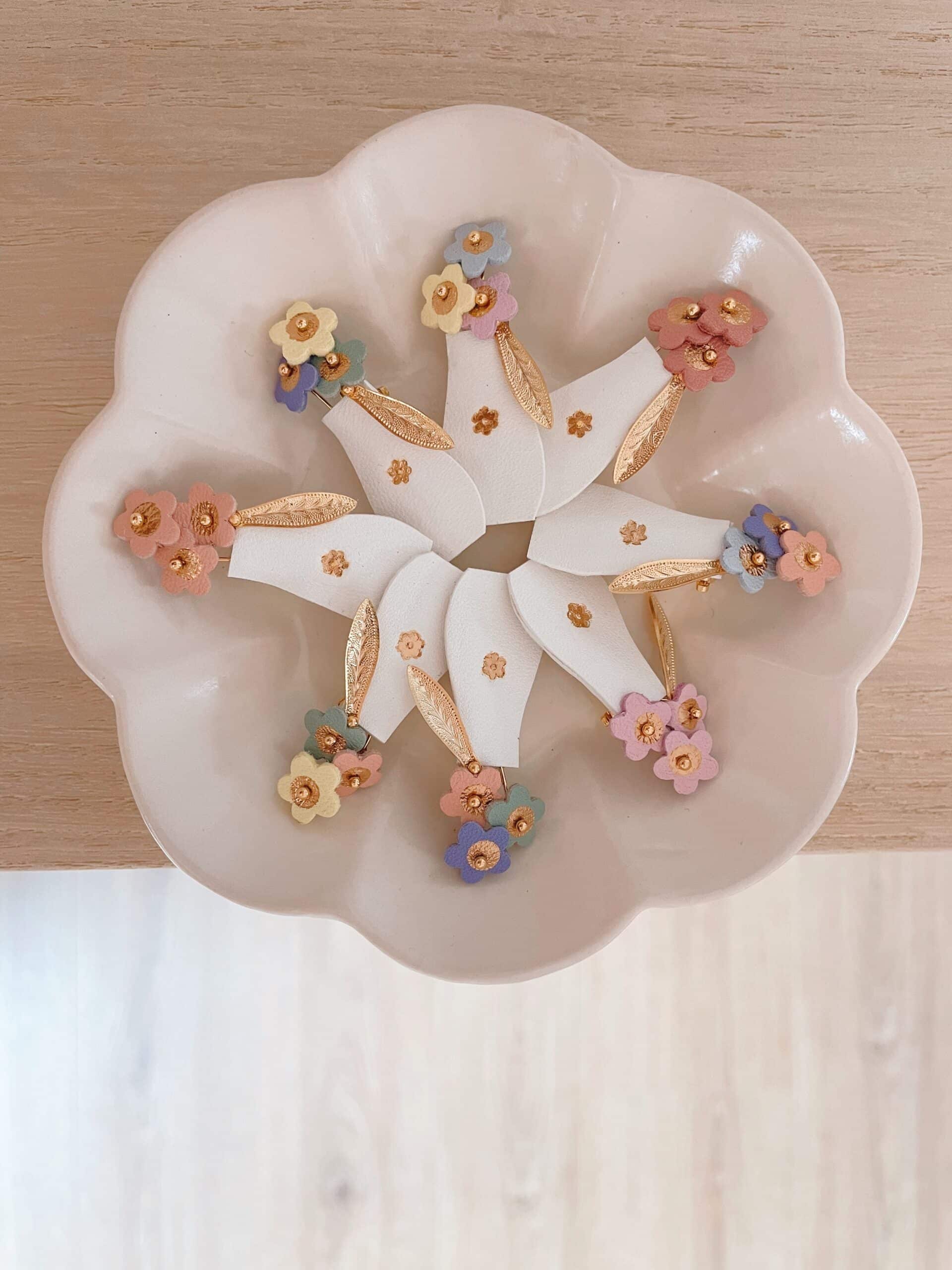 Broche Bouquet de saison – vue principale © Du vent dans mes valises Broche bouquet de saison en cuir surcyclé, fleurs miniatures et vase doré