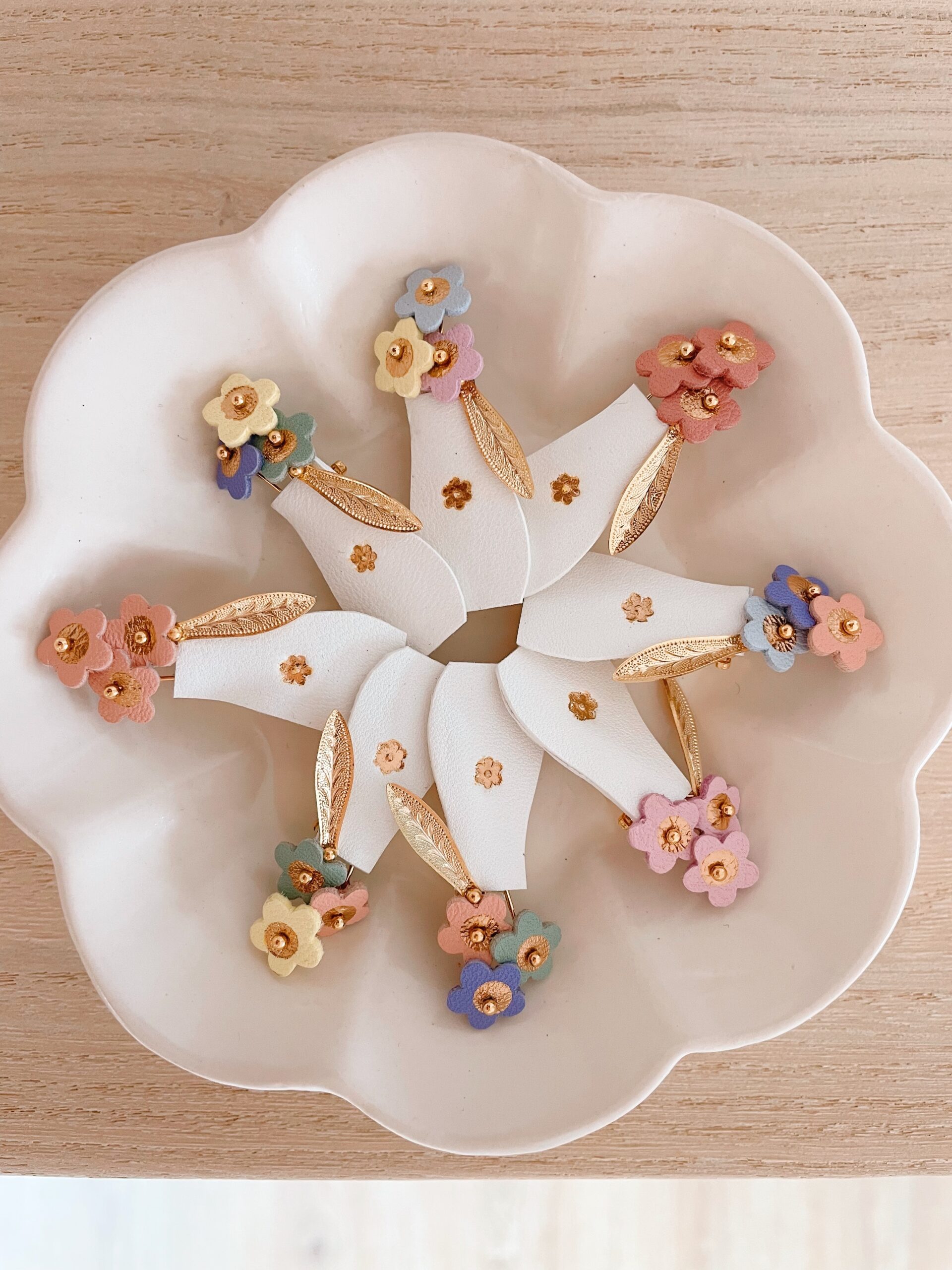 Variations – Bouquets de saison © Du vent dans mes valises Assortiment de broches bouquets de saison, vases colorés et fleurs pastel