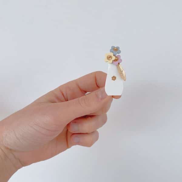 Broche bouquet de saison, vase blanc, fleurs pastel, cuir surcyclé et dorure à l’or fin