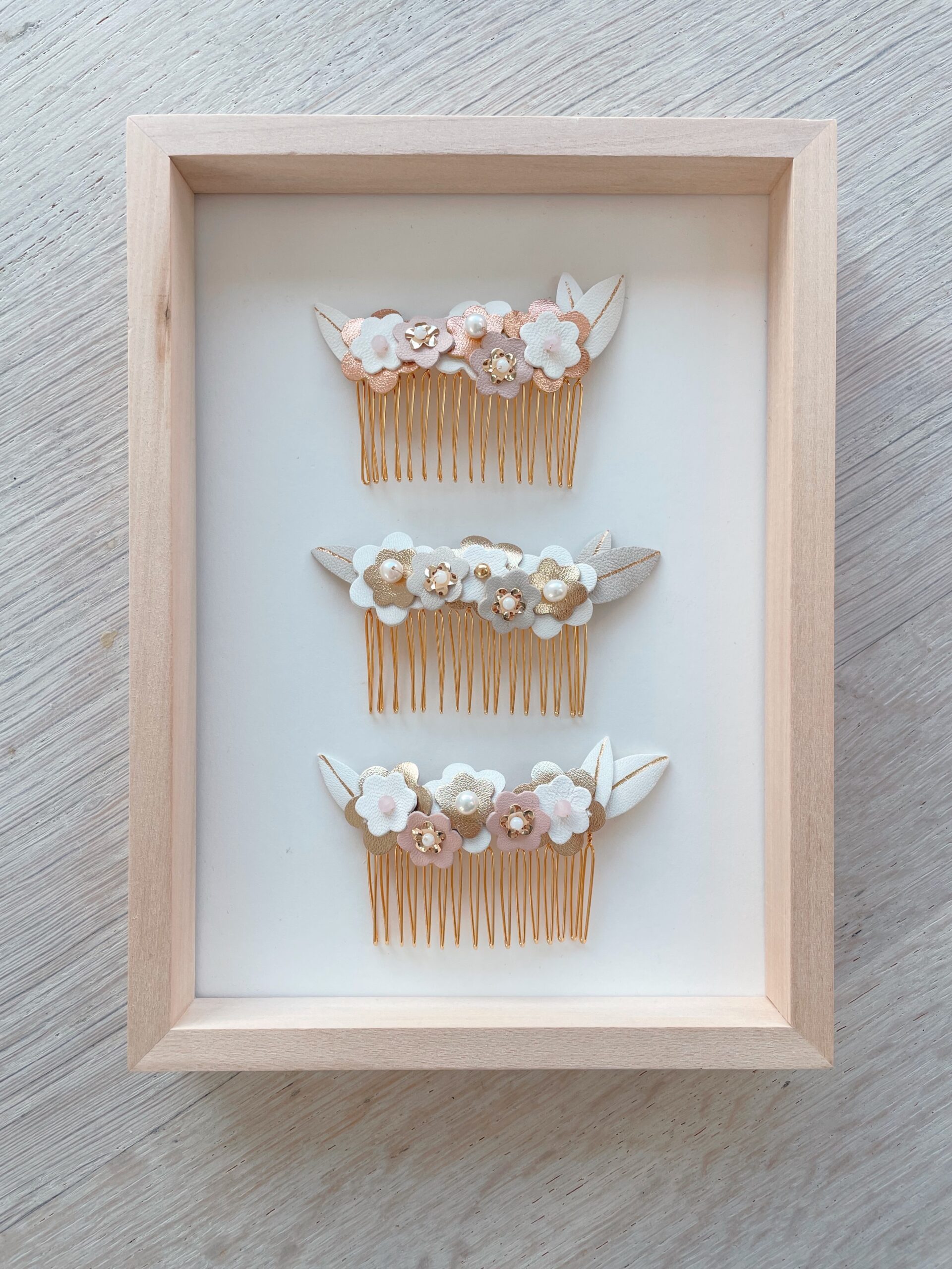Peigne Corolles : trois variantes ivoire lin doré, ivoire doré rose poudré, ivoire lin or rose, bijou de cheveux fait main