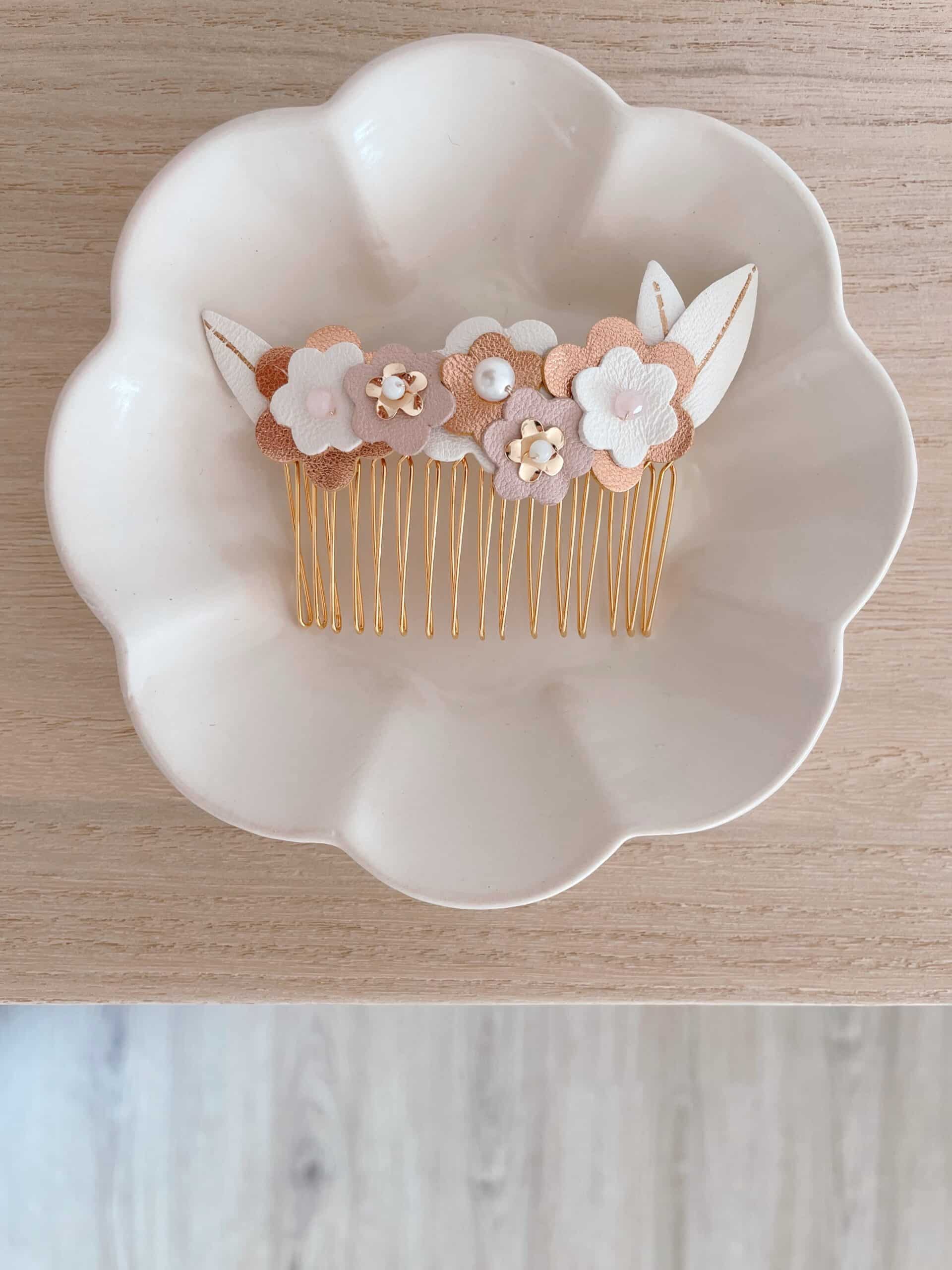 Peigne Corolles — bouquet de cheveux bijou (ivoire/lin/or rose) © Du vent dans mes valises Peigne Corolles doré, fleurs ivoire et lin, touches or rose, accessoire cérémonie