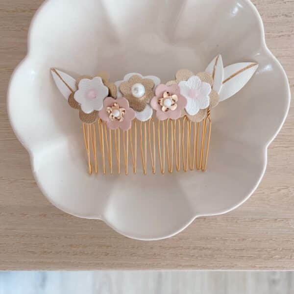 Peigne Corolles doré, fleurs ivoire et rose poudré, perles délicates