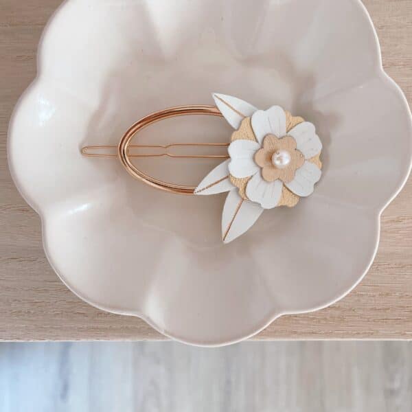 Pince Flore ivoire avec perle d’eau douce, pince cheveux bijou dorée, accessoire cérémonie