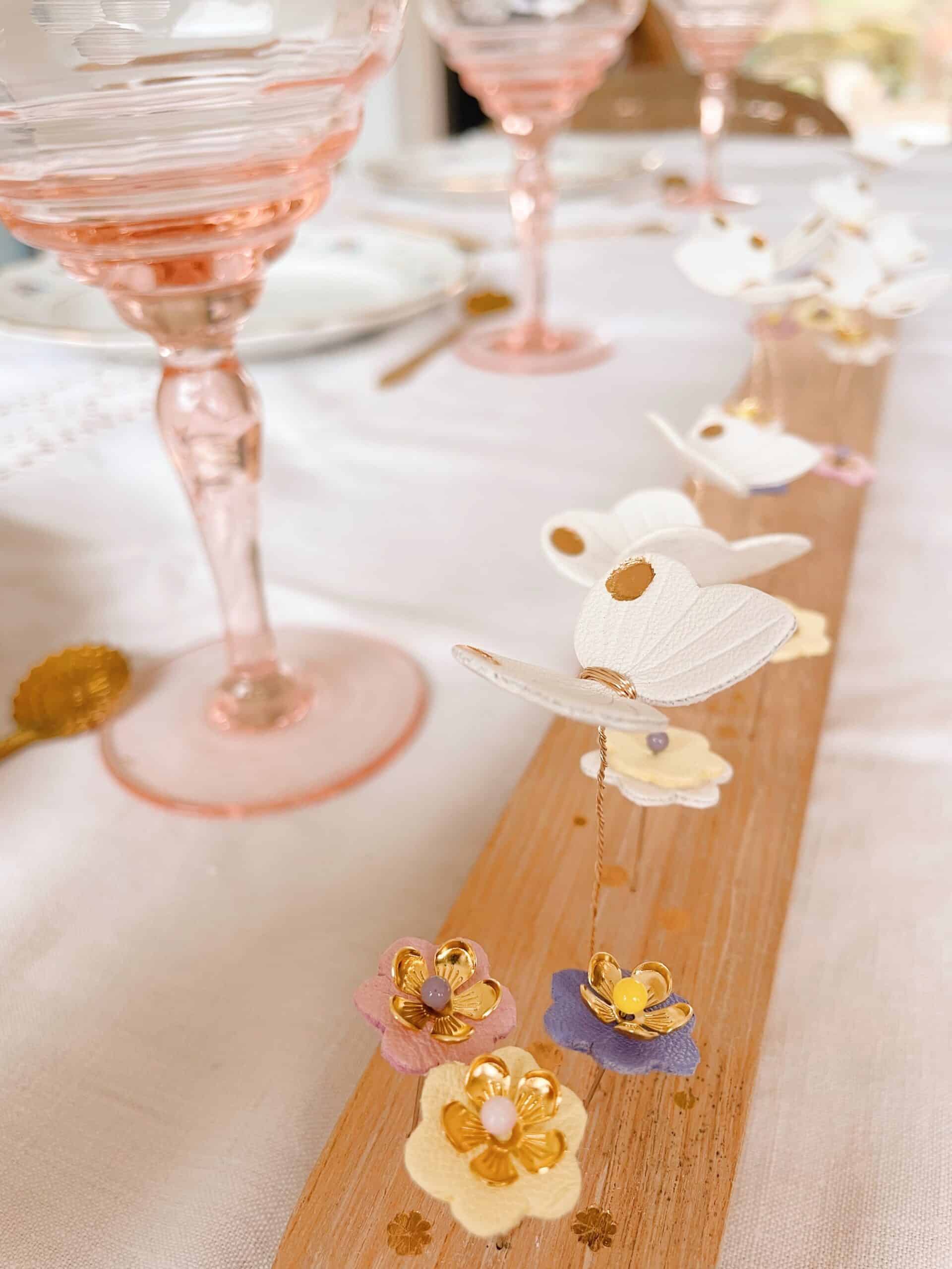 Jardin de table Nuée de papillons – vue d’ensemble © Du vent dans mes valises 6 Jardin de table Nuée de papillons en chêne, papillons blancs et fleurs pastel, décoration de table poétique