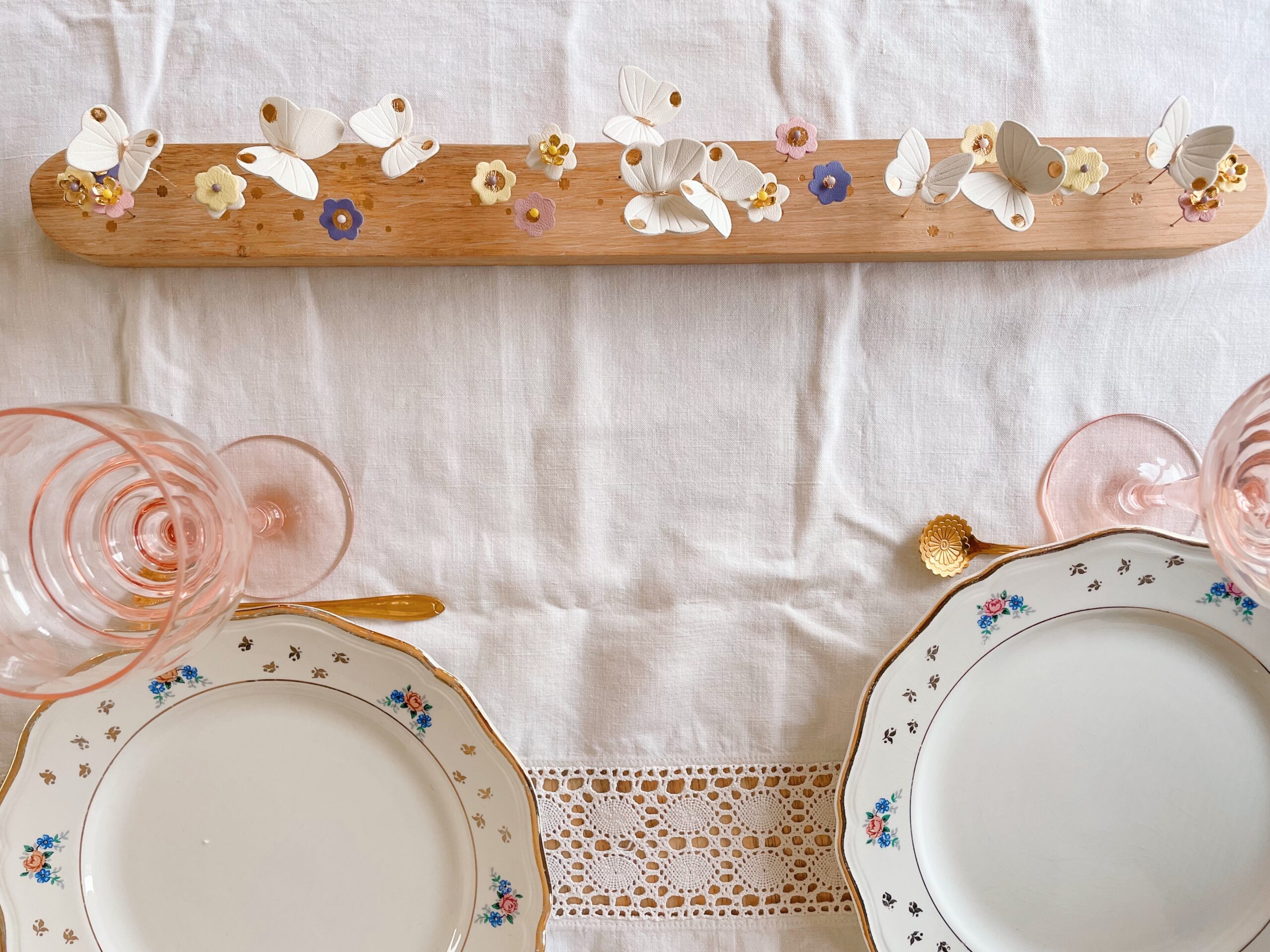 Jardin de table Nuée de papillons – vue d’ensemble © Du vent dans mes valises 5 Jardin de table Nuée de papillons en chêne, papillons blancs et fleurs pastel, décoration de table poétique