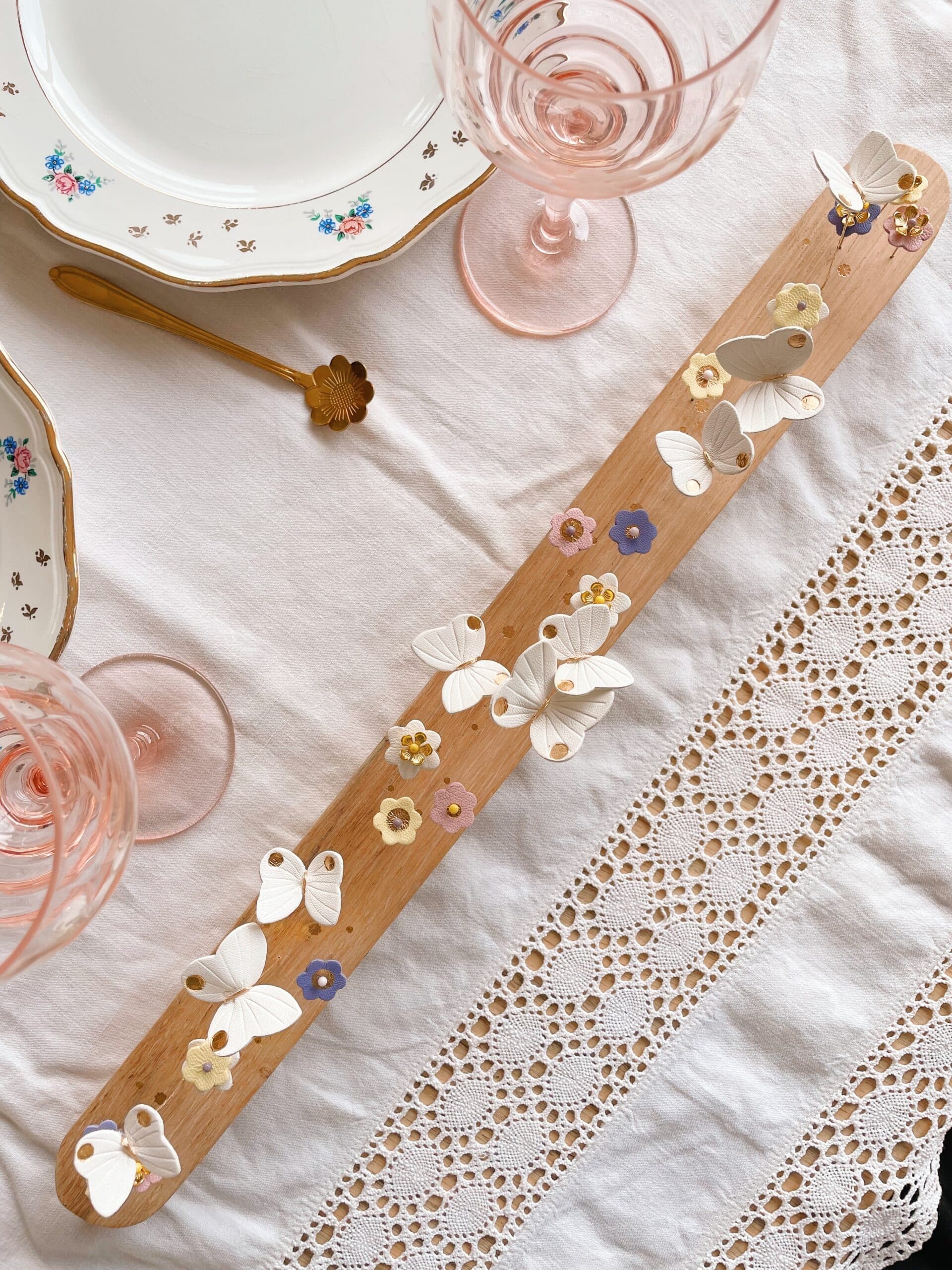 Jardin de table Nuée de papillons – vue d’ensemble © Du vent dans mes valises 1 Jardin de table Nuée de papillons en chêne, papillons blancs et fleurs pastel, décoration de table poétique