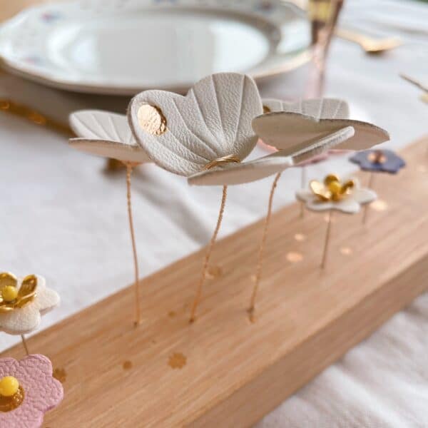 Jardin de table Nuée de papillons en chêne, papillons blancs et fleurs pastel, décoration de table poétique