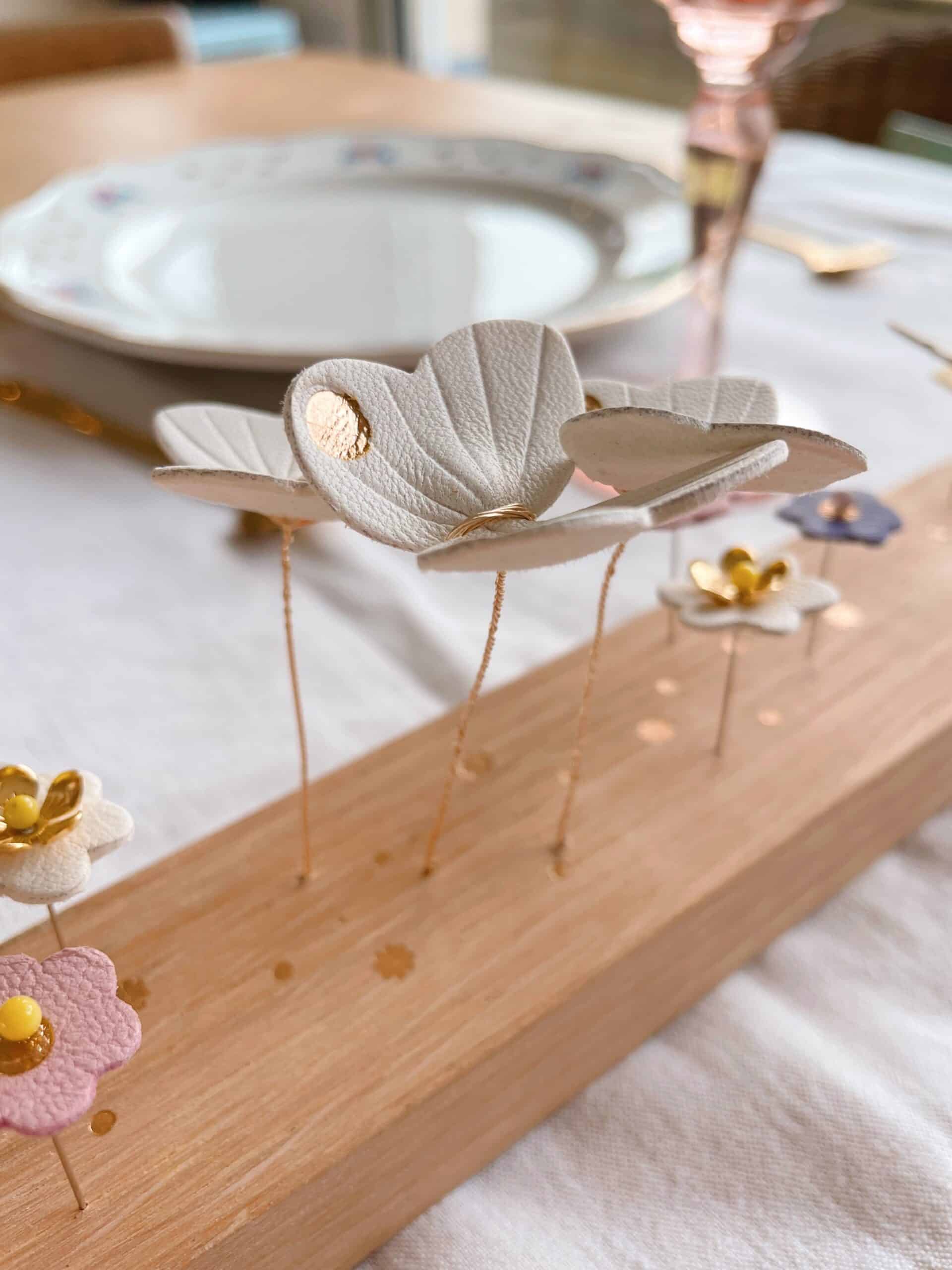 Jardin de table Nuée de papillons – vue d’ensemble © Du vent dans mes valises 2 Jardin de table Nuée de papillons en chêne, papillons blancs et fleurs pastel, décoration de table poétique