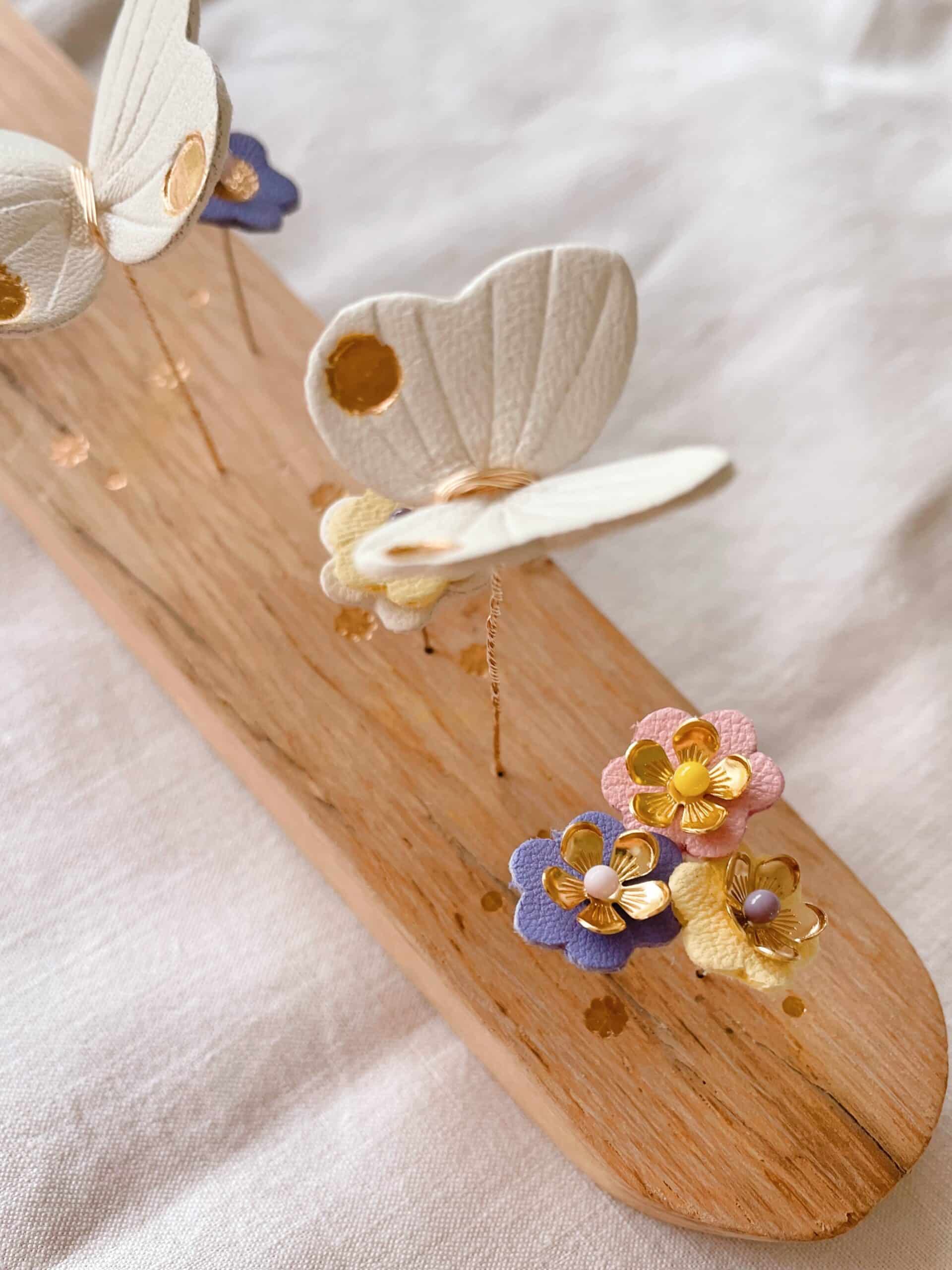 Jardin de table Nuée de papillons – vue d’ensemble © Du vent dans mes valises 3 Jardin de table Nuée de papillons en chêne, papillons blancs et fleurs pastel, décoration de table poétique