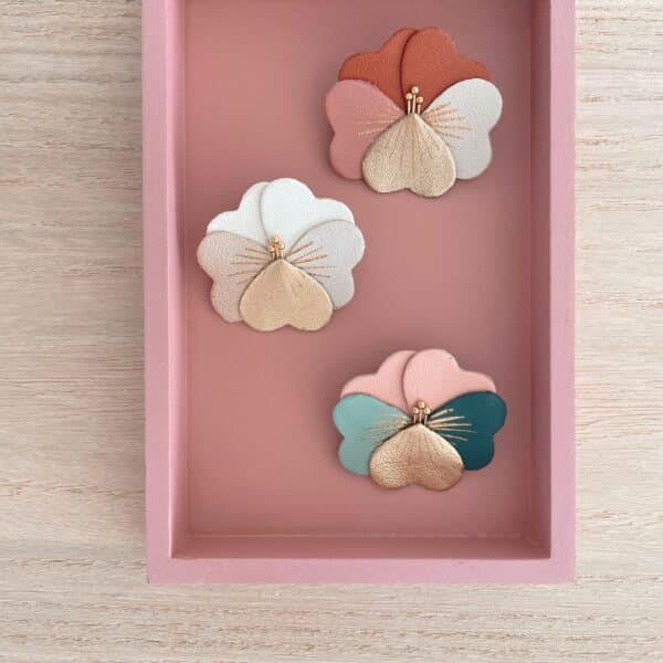 Trois broches pensées bucoliques, coloris Gardenia, Hortensia et Laurier rose, détails dorés.