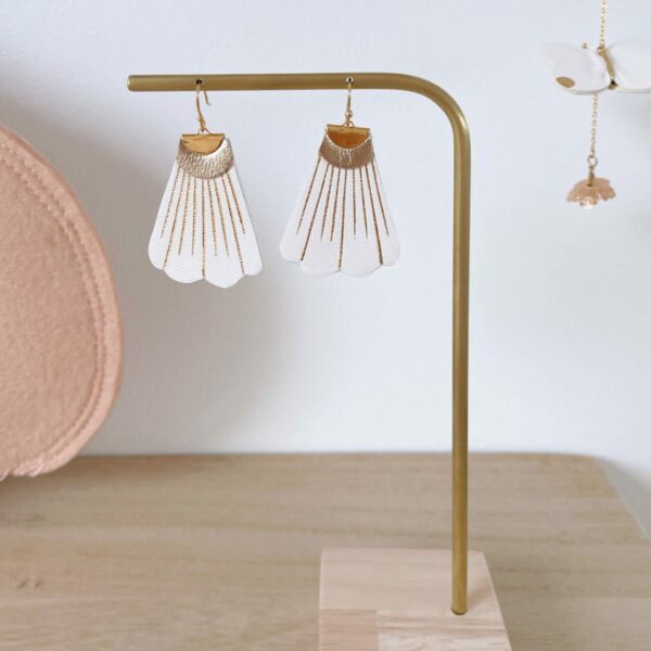 Boucles d’oreilles Margot pendantes inspirées Art nouveau sur présentoir