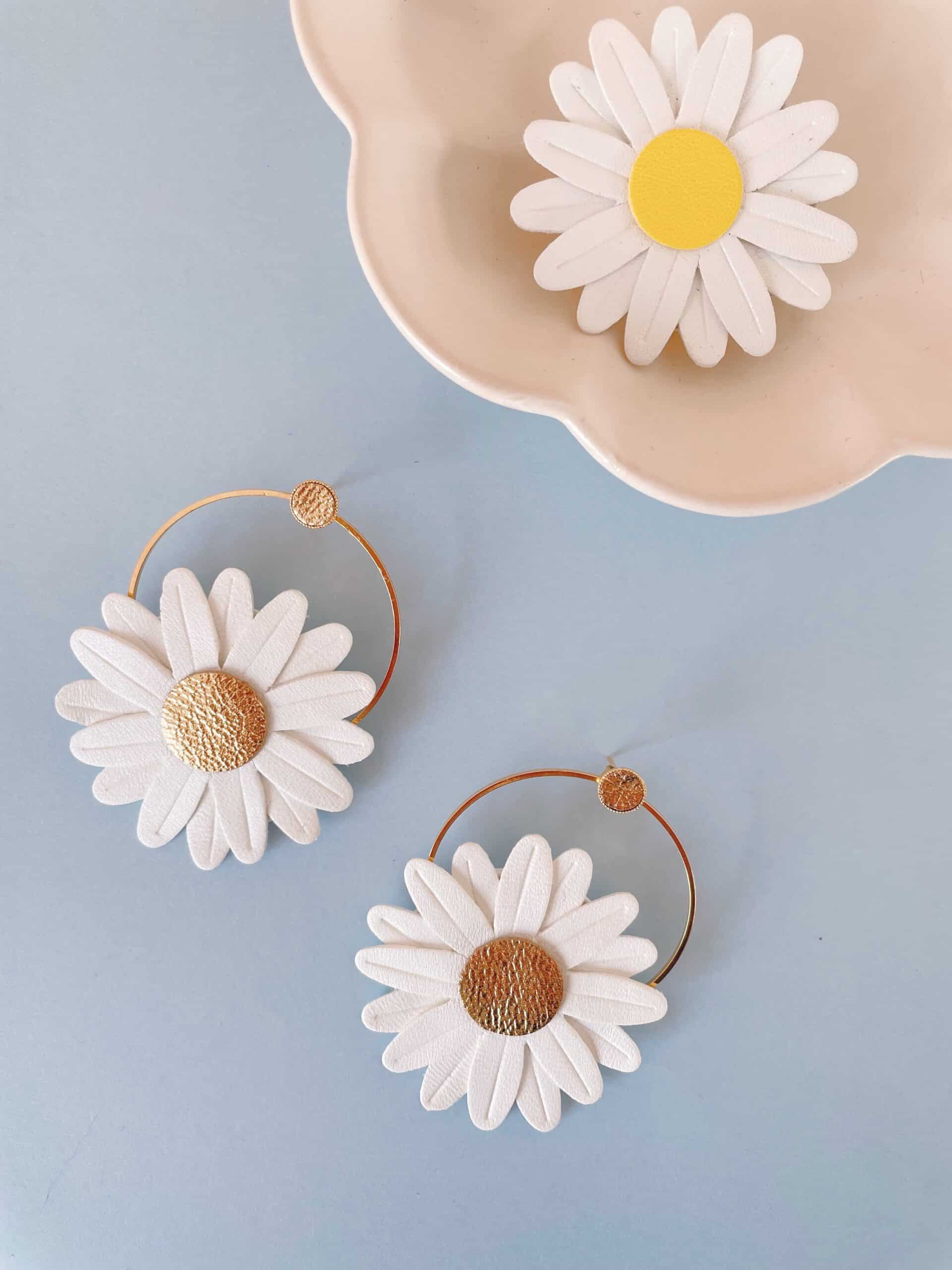 Boucles Marguerite créoles blanches cœur doré et broche marguerite © Du vent dans mes valises Boucles d’oreilles Marguerite blanches cœur doré avec broche marguerite en décor