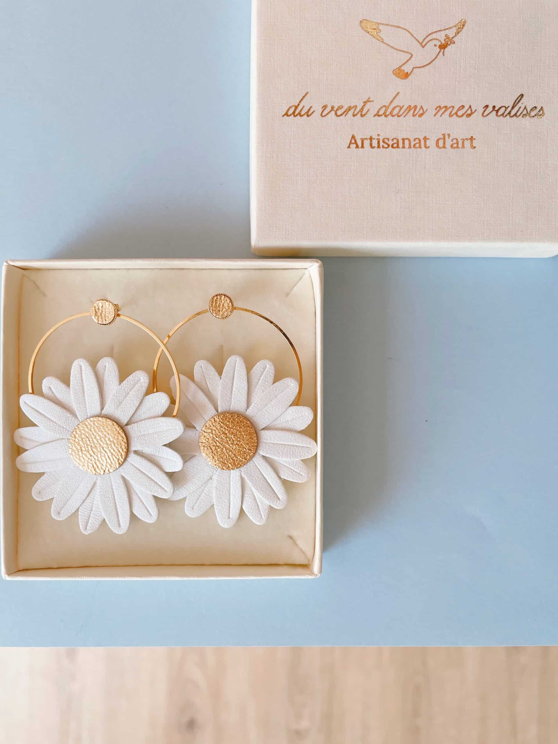 Boucles d’oreilles Marguerite en écrin © Du vent dans mes valises Boucles d’oreilles Marguerite créoles blanches cœur doré dans leur écrin