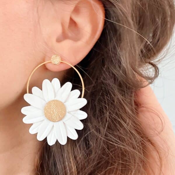 Boucles d’oreilles Marguerite créoles blanches portées, cœur doré
