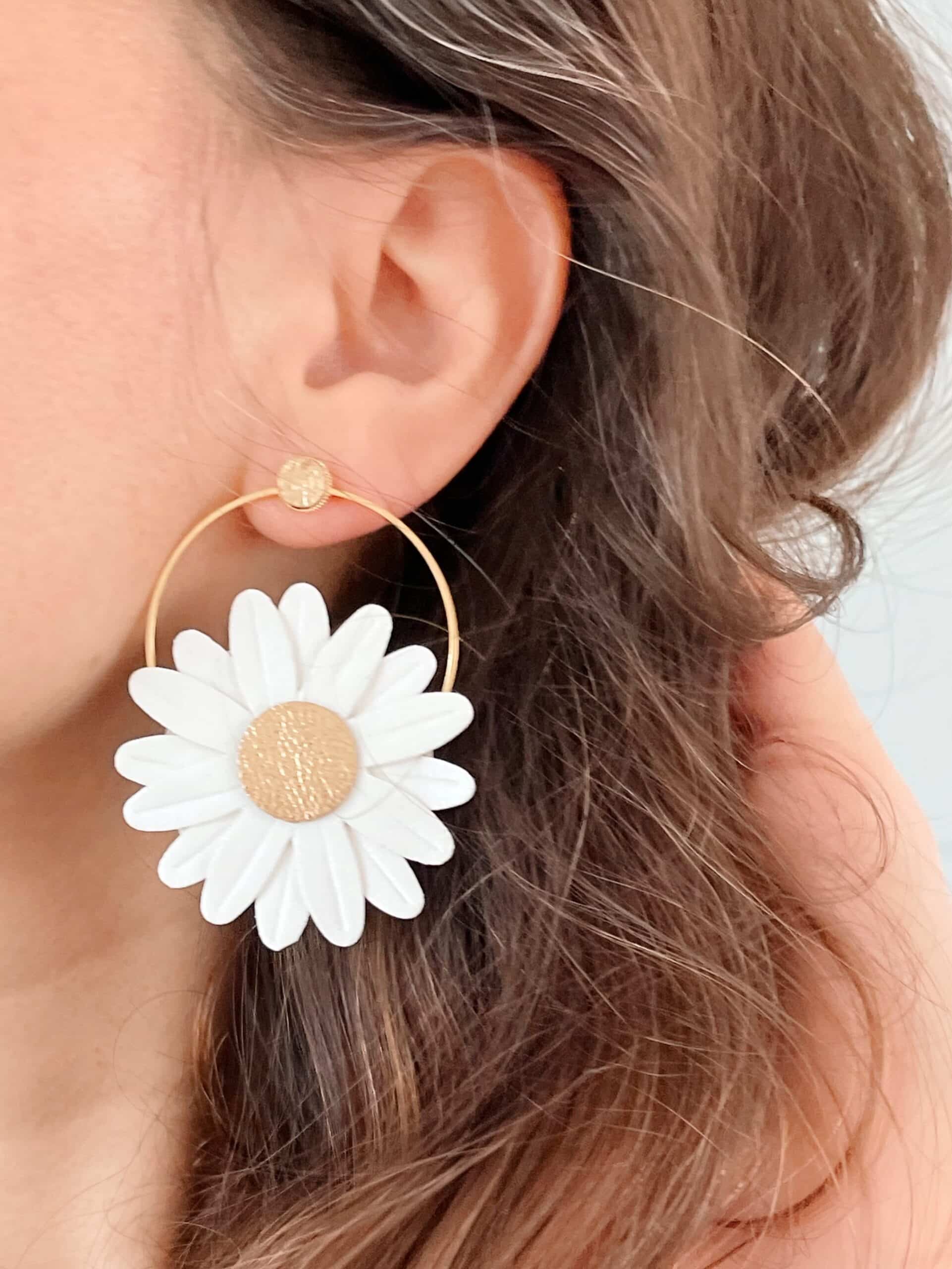 Boucles d’oreilles Marguerite portées créoles blanches cœur doré © Du vent dans mes valises Boucles d’oreilles Marguerite créoles blanches portées, cœur doré
