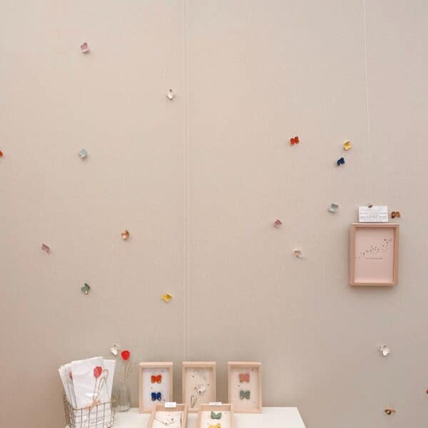 Scénographie murale avec papillons décoratifs et cadres