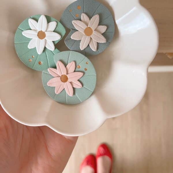 Broche nénuphar dorure or fin – photo ambiance atelier