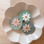 Broche nénuphar dorée détail corolle – bijou poétique fait main
