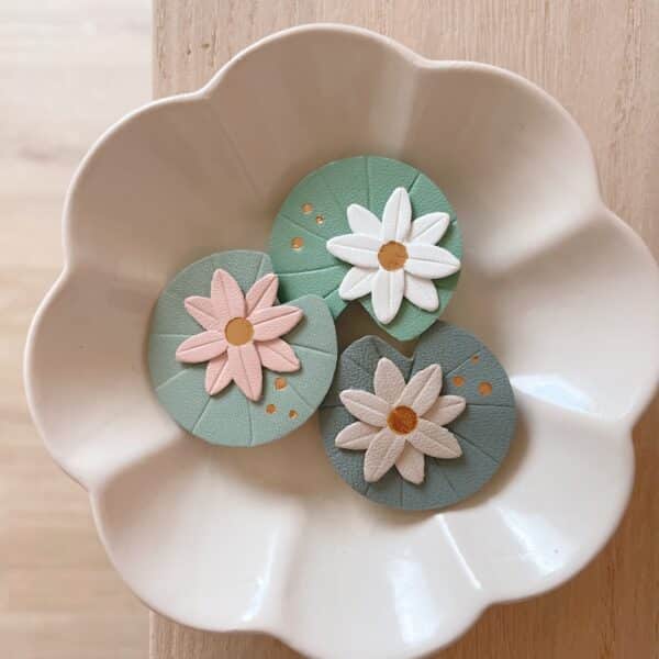 Broche nénuphar dorée détail corolle – bijou poétique fait main