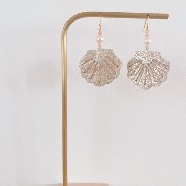 Boucles d'oreilles coquille Saint-Jacques en cuir surcyclé nacré, brodées main, perle d'eau douce et quartz roses, sur présentoir doré