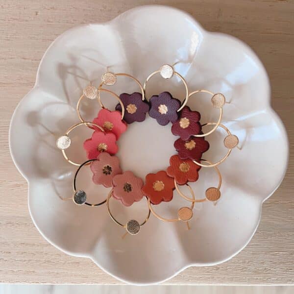 Boucles d'oreilles mini corolles en cuir surcyclé, coloris d'automne raisin, bordeaux, baies roses, rose ancien et épice