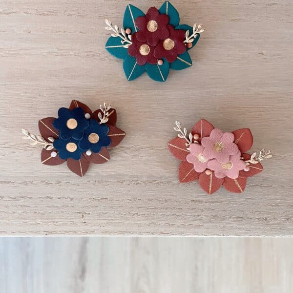 Broches buisson fleuri en cuir surcyclé, coloris sapin-bordeaux, chocolat-bleu nuit et épice-rose ancien